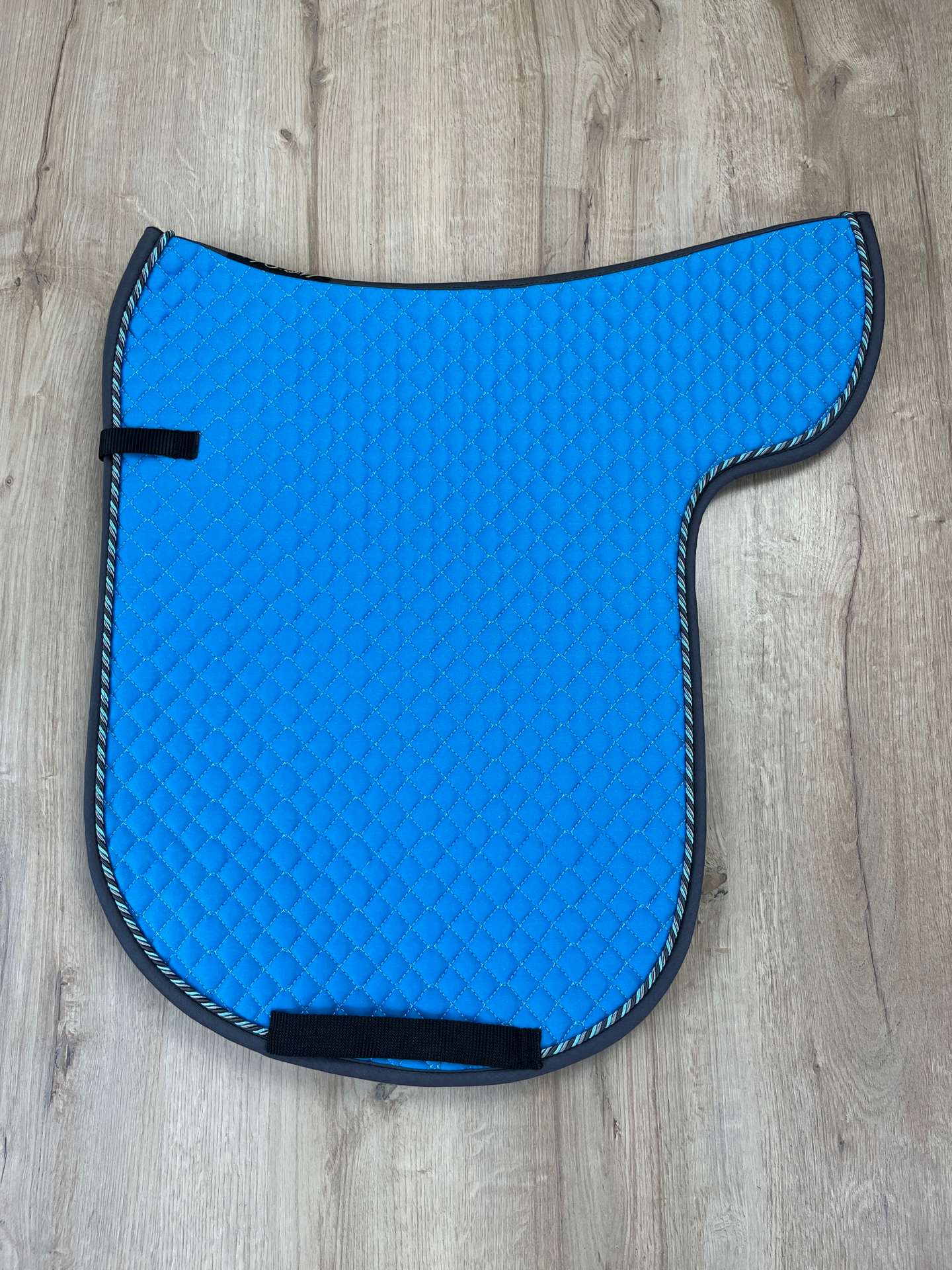 IMG_5443 Satteldecke Equest Island aqua Kordel arctic Einfass anthrazit
