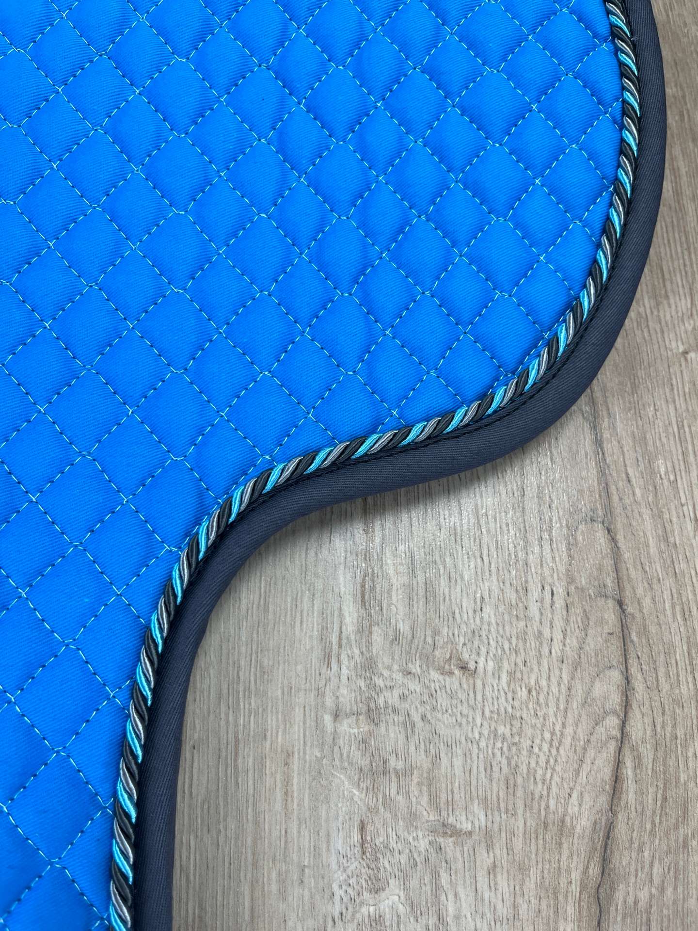 IMG_5444 Satteldecke Equest Island aqua Kordel arctic Einfass anthrazit