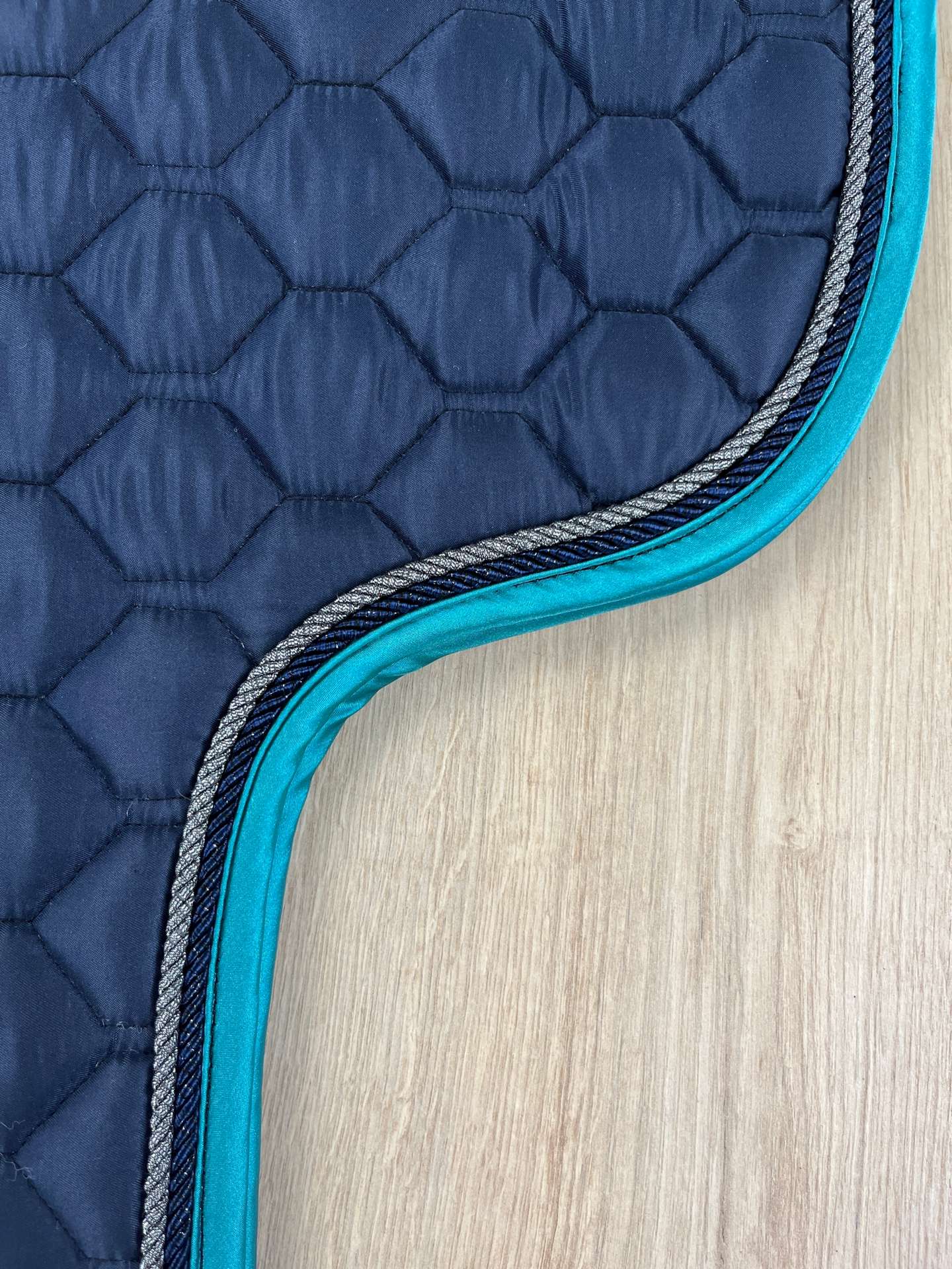 Satteldecke Island Macro Twin navy mit Kordeln anthrazit und navy, Einfass petrol Satin
