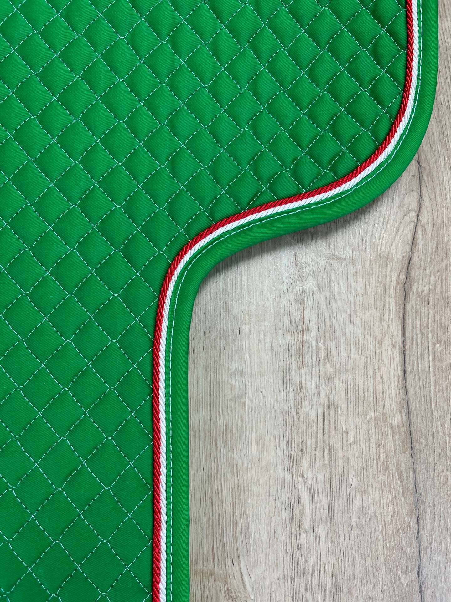 IMG_5476 Satteldecke Island Equest grün Kordel weiß und rot