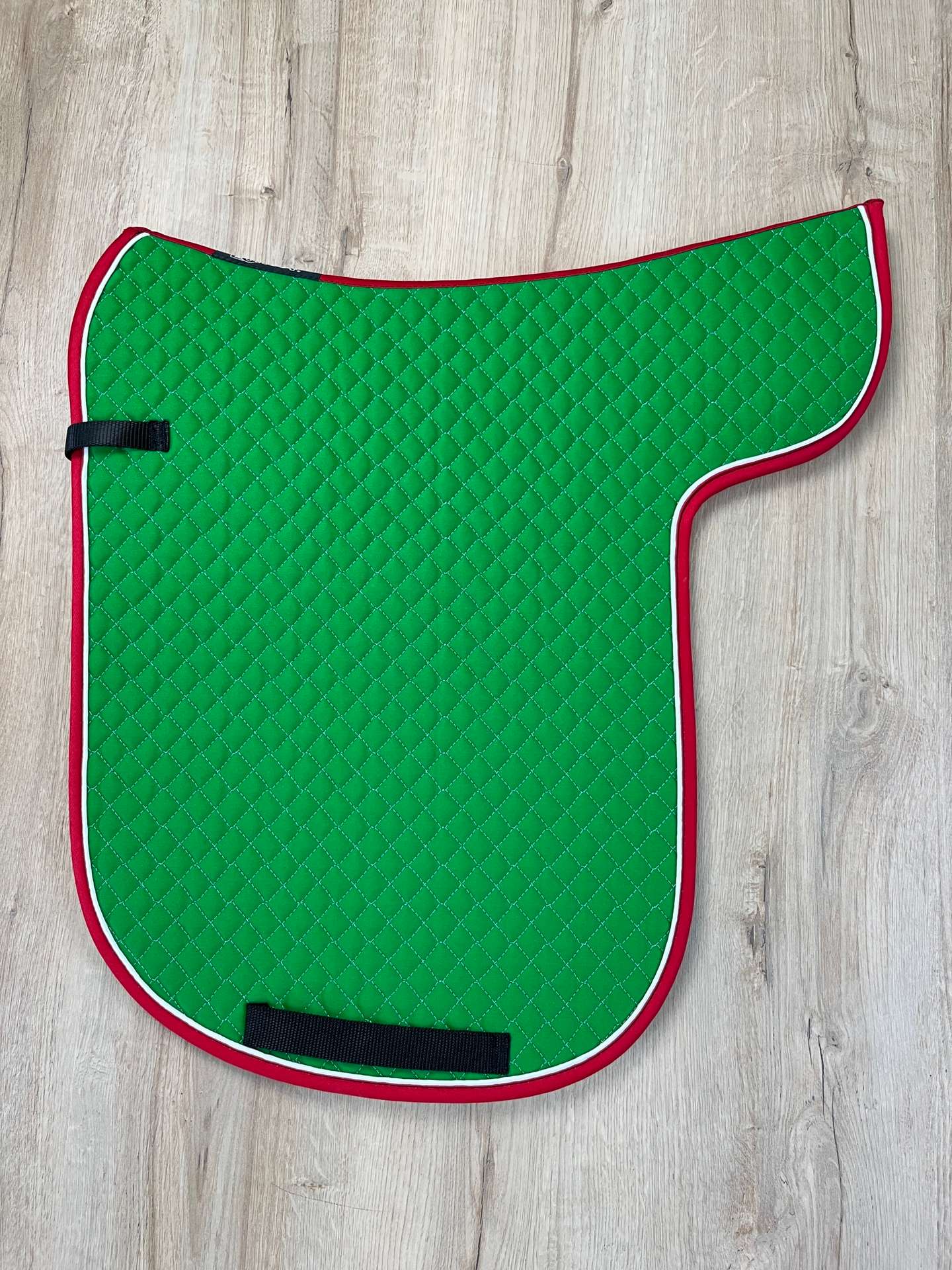 IMG_5477 Satteldecke Island Equest grün Biese weiß Satin Einfass rot