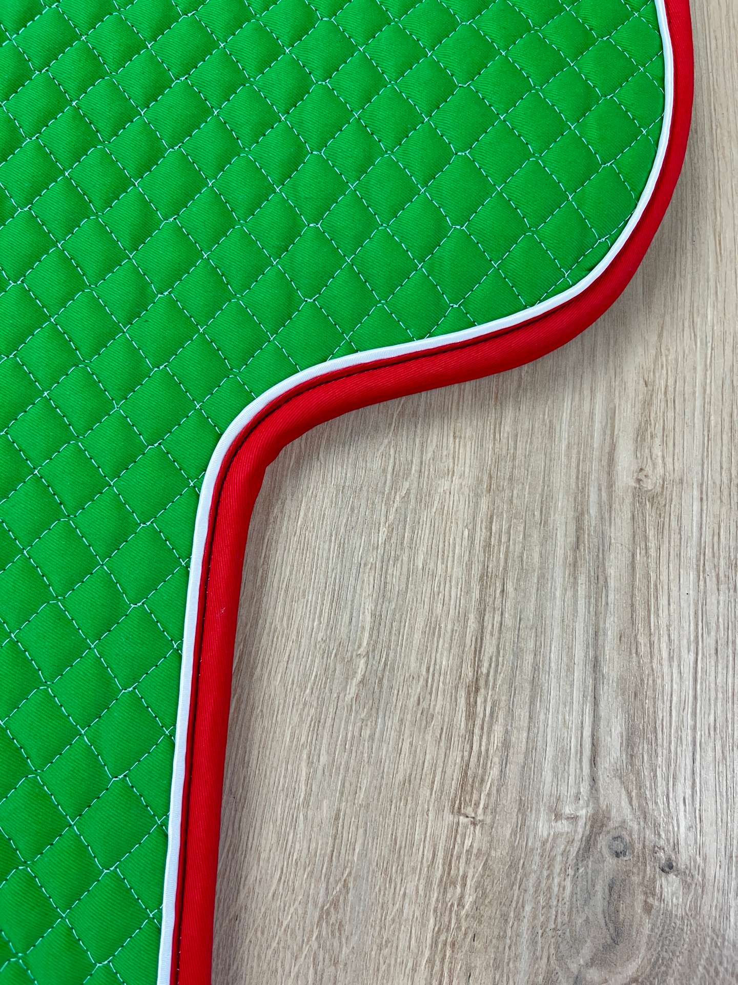 IMG_5480 Satteldecke Island Equest grün Biese weiß Satin Einfass rot