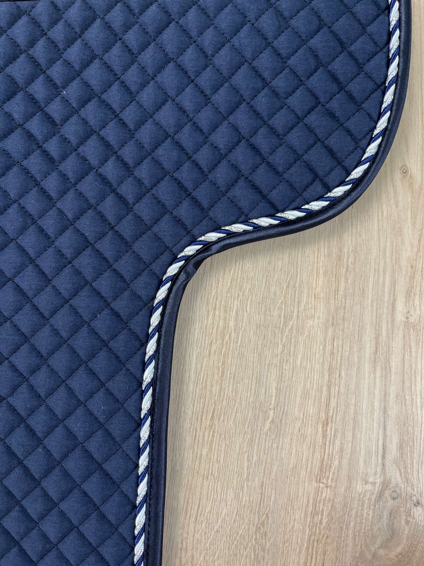 Satteldecke Island Equest navy Kordel silber-weiß-navy Einfass navy Satin