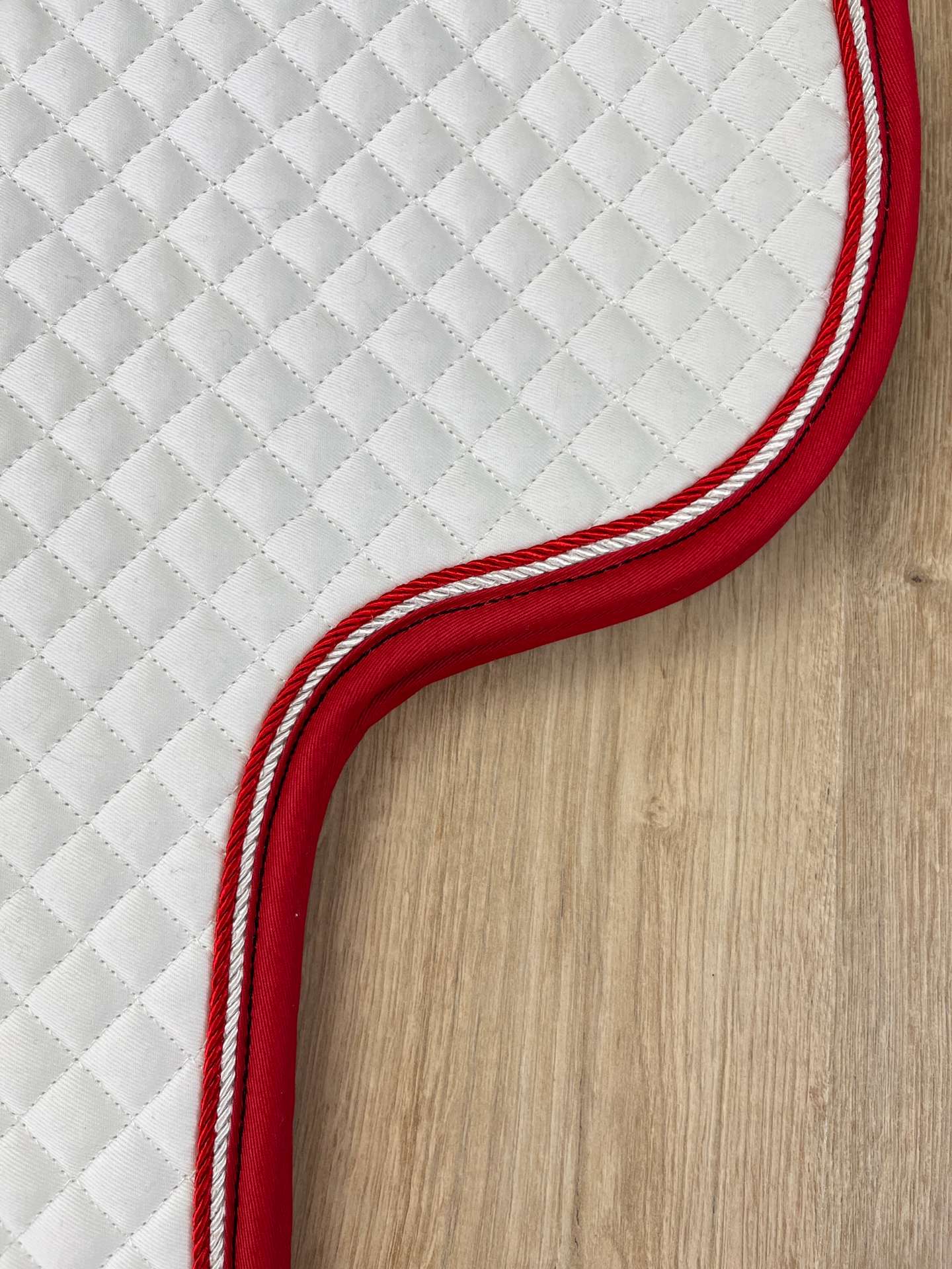 IMG_5486 Satteldecke Island Equest weiß Kordel weiß und rot Einfass rot