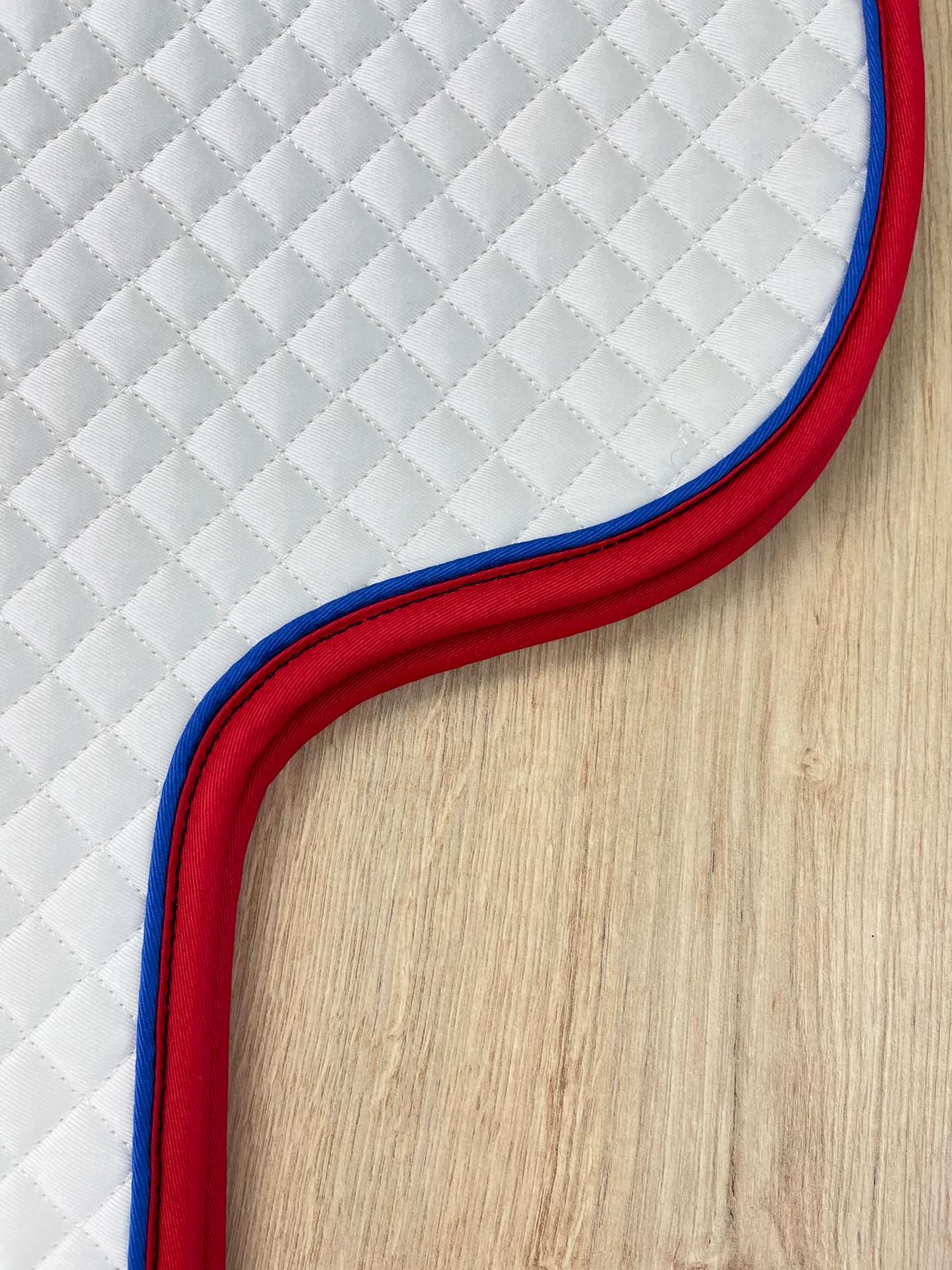 IMG_5488 Satteldecke Island Equest weiß Biese royalblau Einfass rot