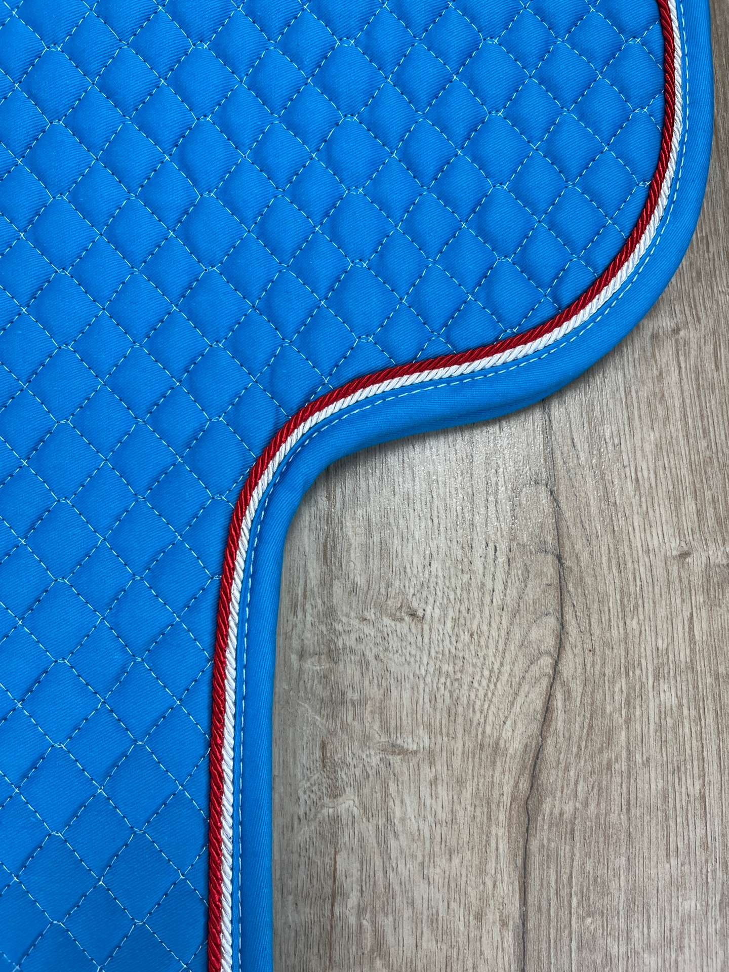 IMG_5490 Satteldecke Island Equest aqua Kordel weiß und rot