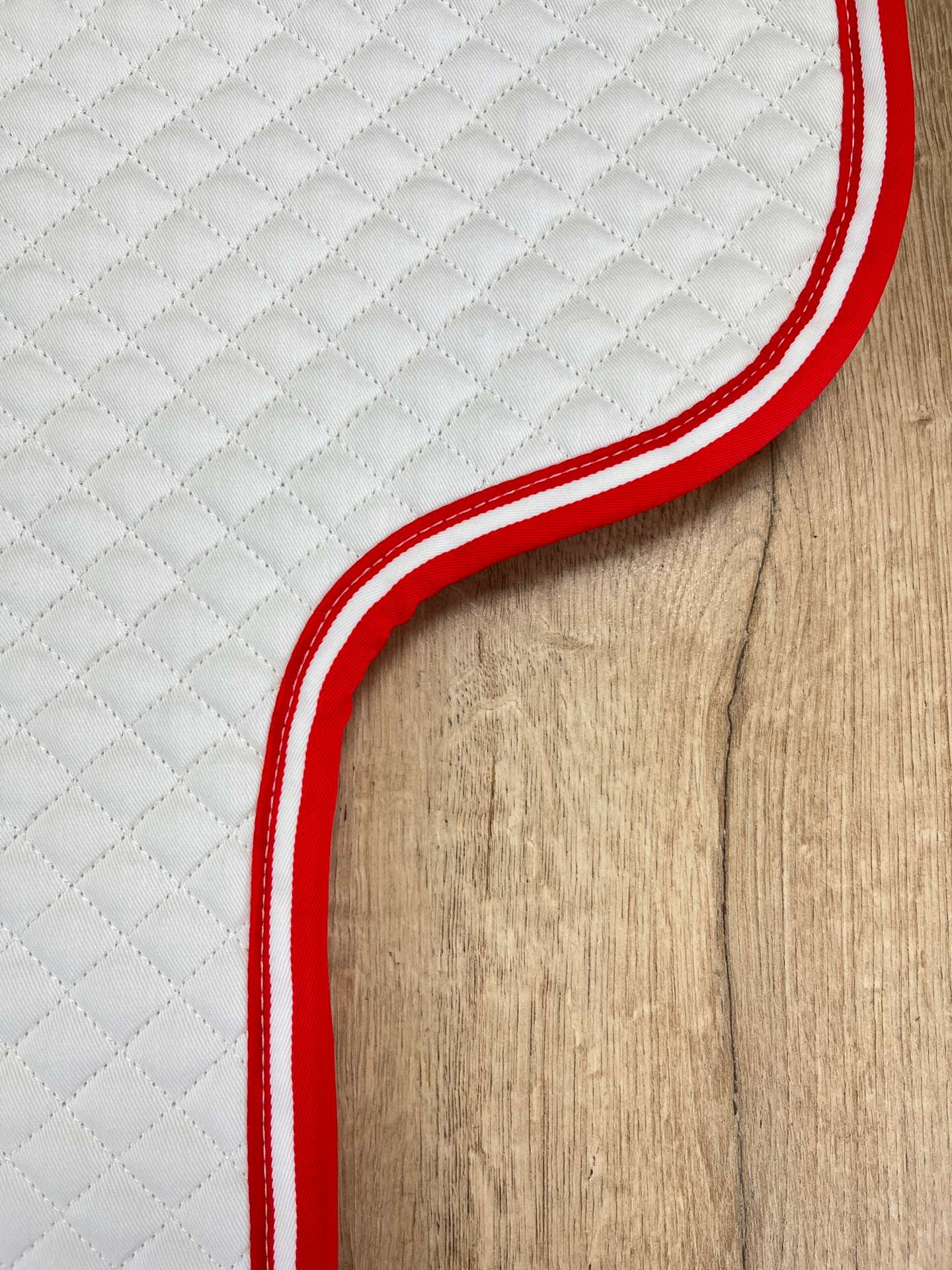 IMG_5494 Satteldecke Island Equest weiß Einfass rot-weiß