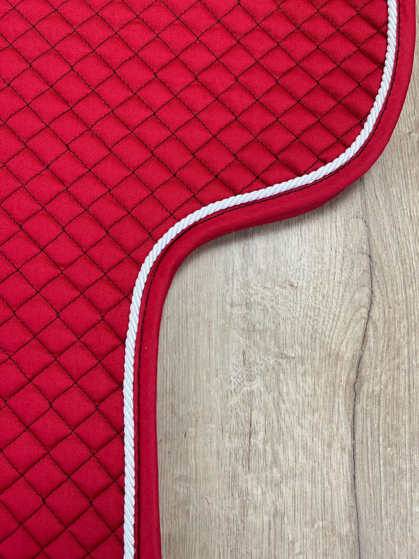 IMG_5496 Satteldecke Island Equest rot Kordel weiß