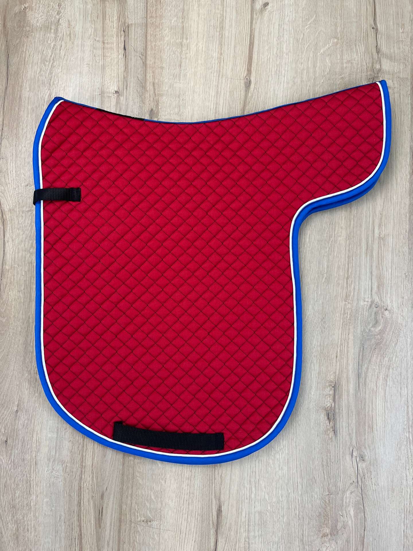 IMG_5502 Satteldecke Island Equest rot Biese weiß Einfass royalblau