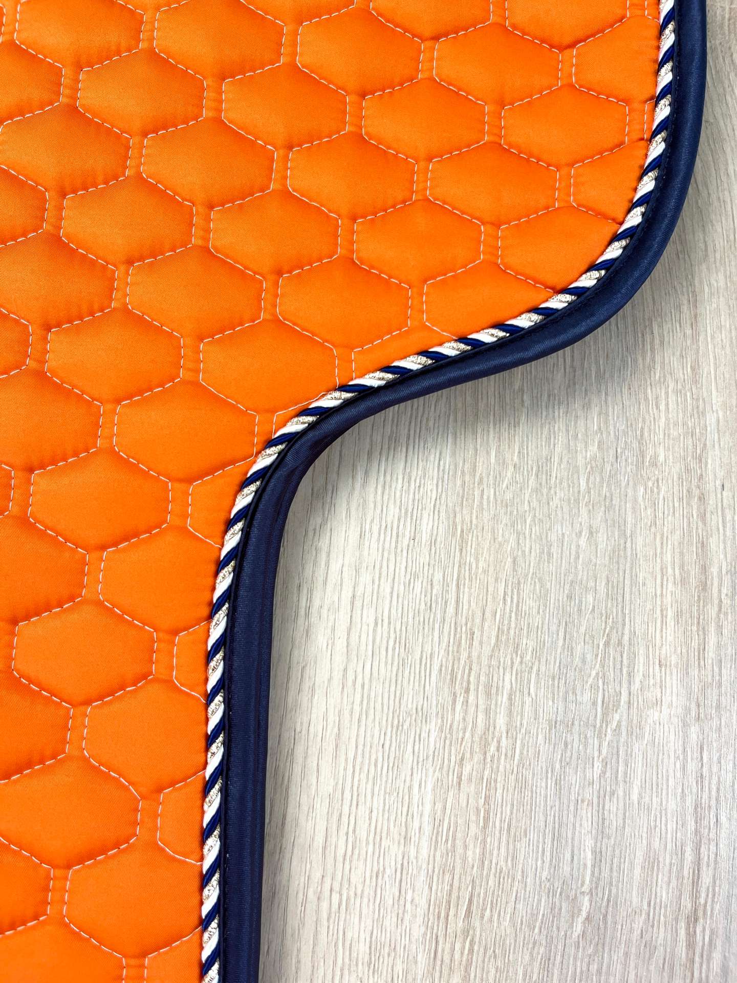 Satteldecke Island Macro Twin orange Kordel gold-weiß-navy Einfass navy Satin