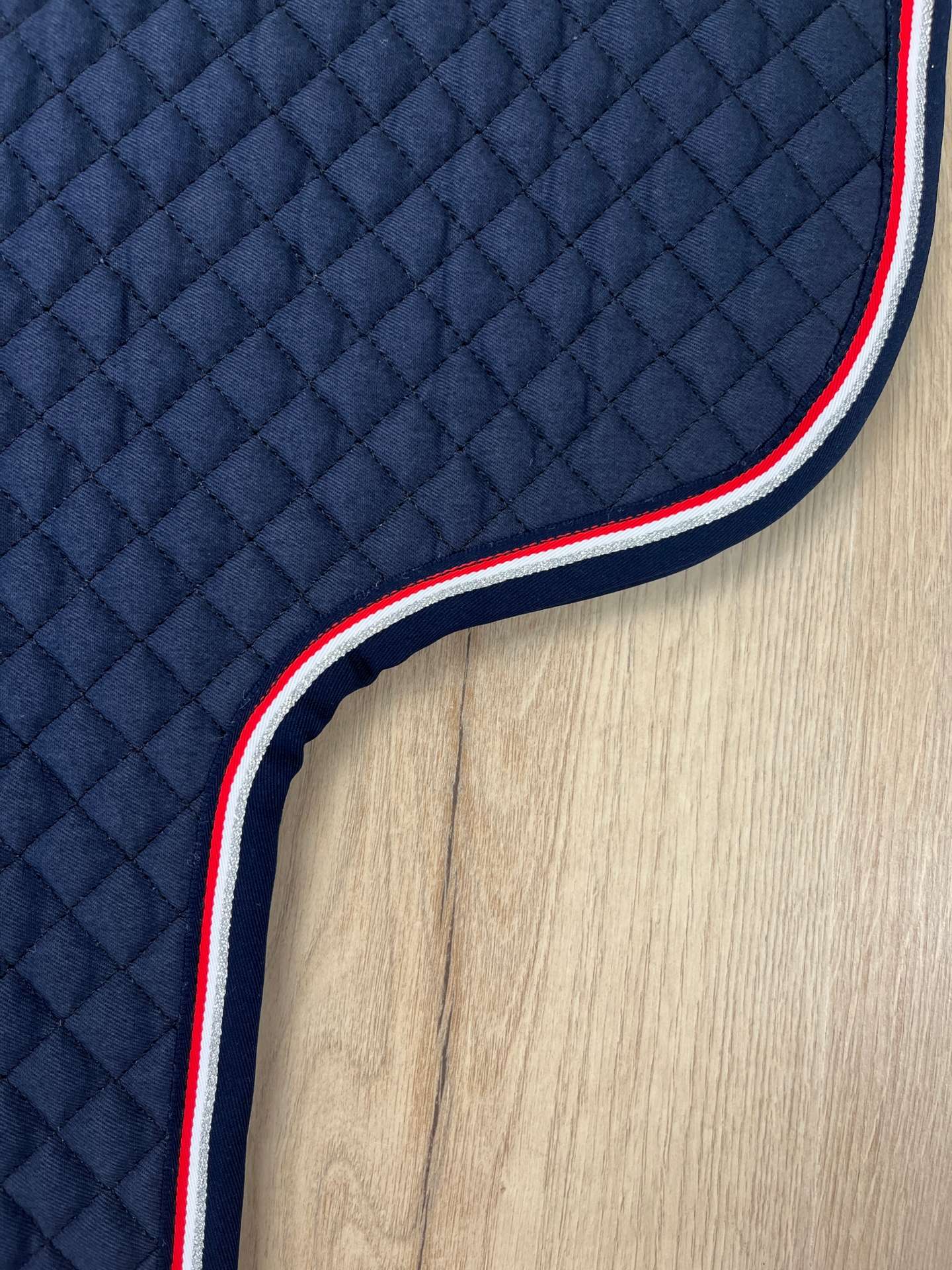 IMG_5511 Satteldecke Island Equest navy Einfass rot-weiß-silber-navy