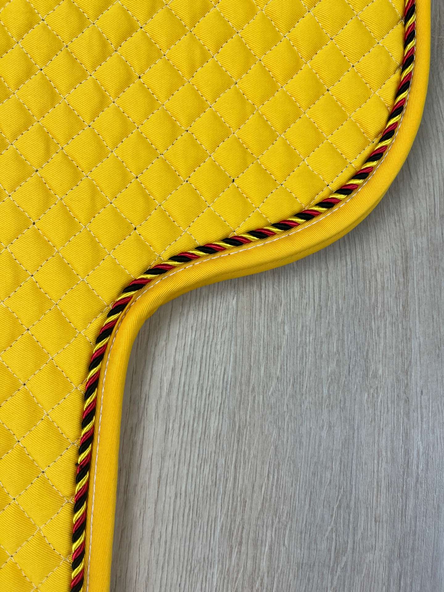 Satteldecke Island Equest gelb Kordel schwarz-rot-gold Einfass gelb