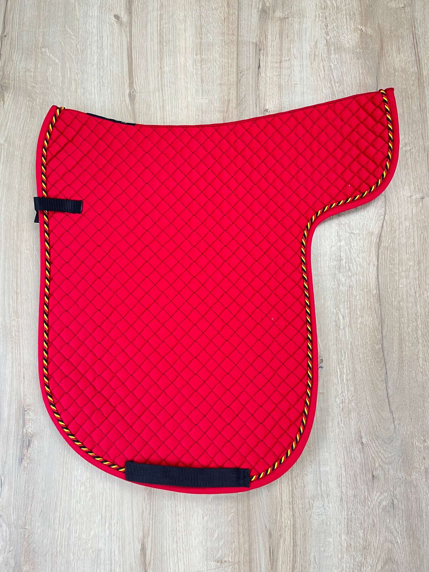 IMG_5518 Satteldecke Island Equest rot Kordel schwarz-rot-gold Einfass rot
