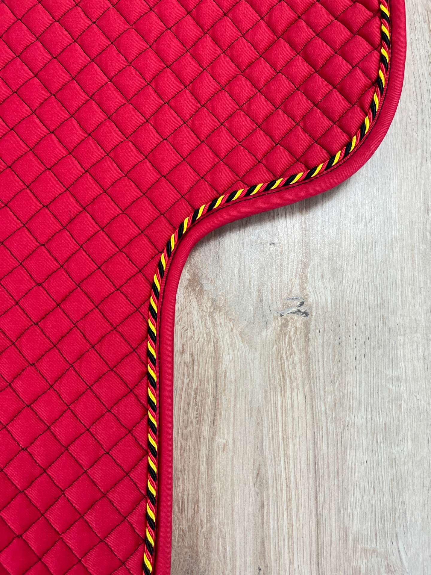 IMG_5520 Satteldecke Island Equest rot Kordel schwarz-rot-gold Einfass rot