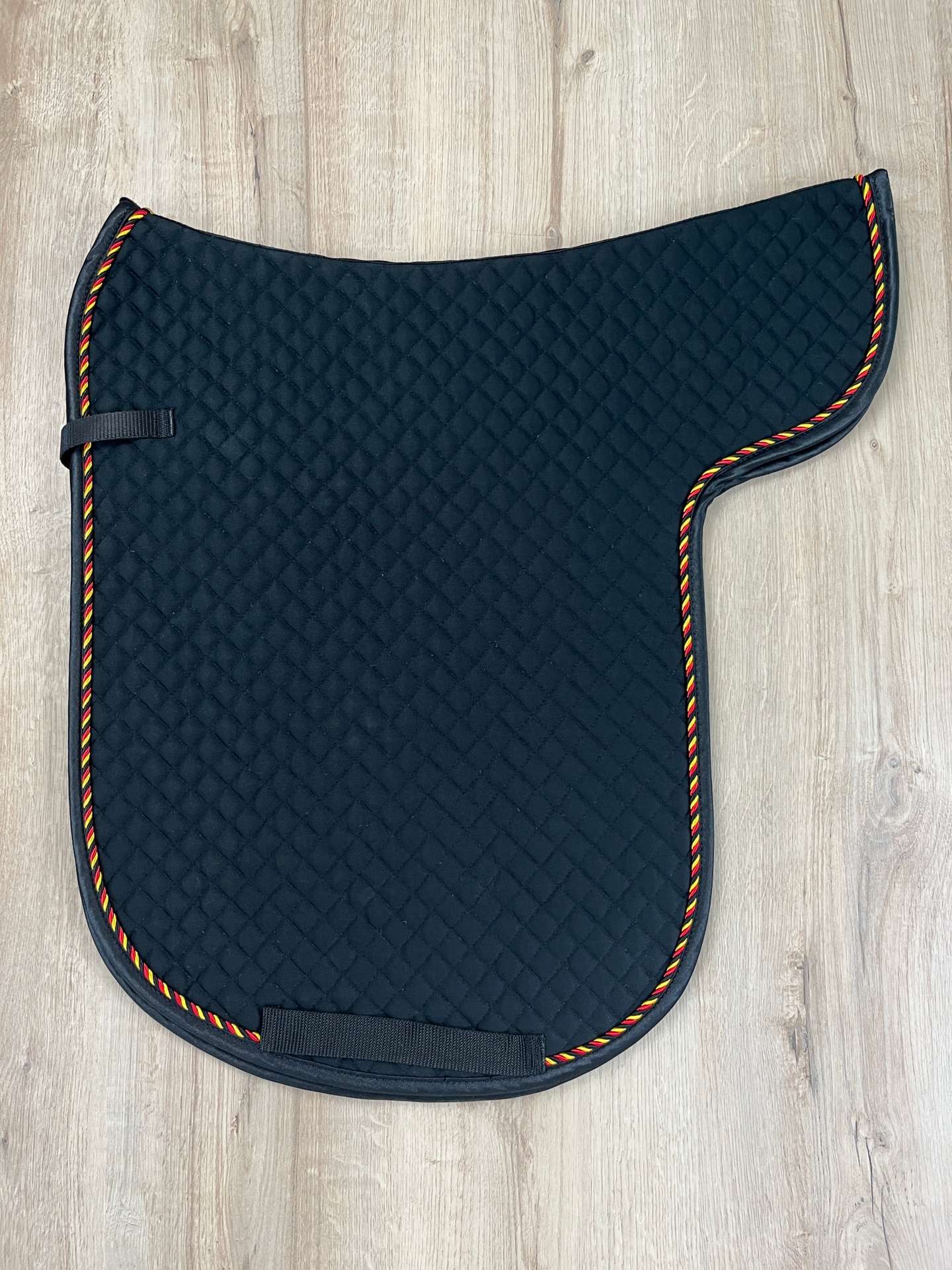 IMG_5521 Satteldecke Island Equest schwarz Kordel schwarz-rot-gold Einfass schwarz Satin