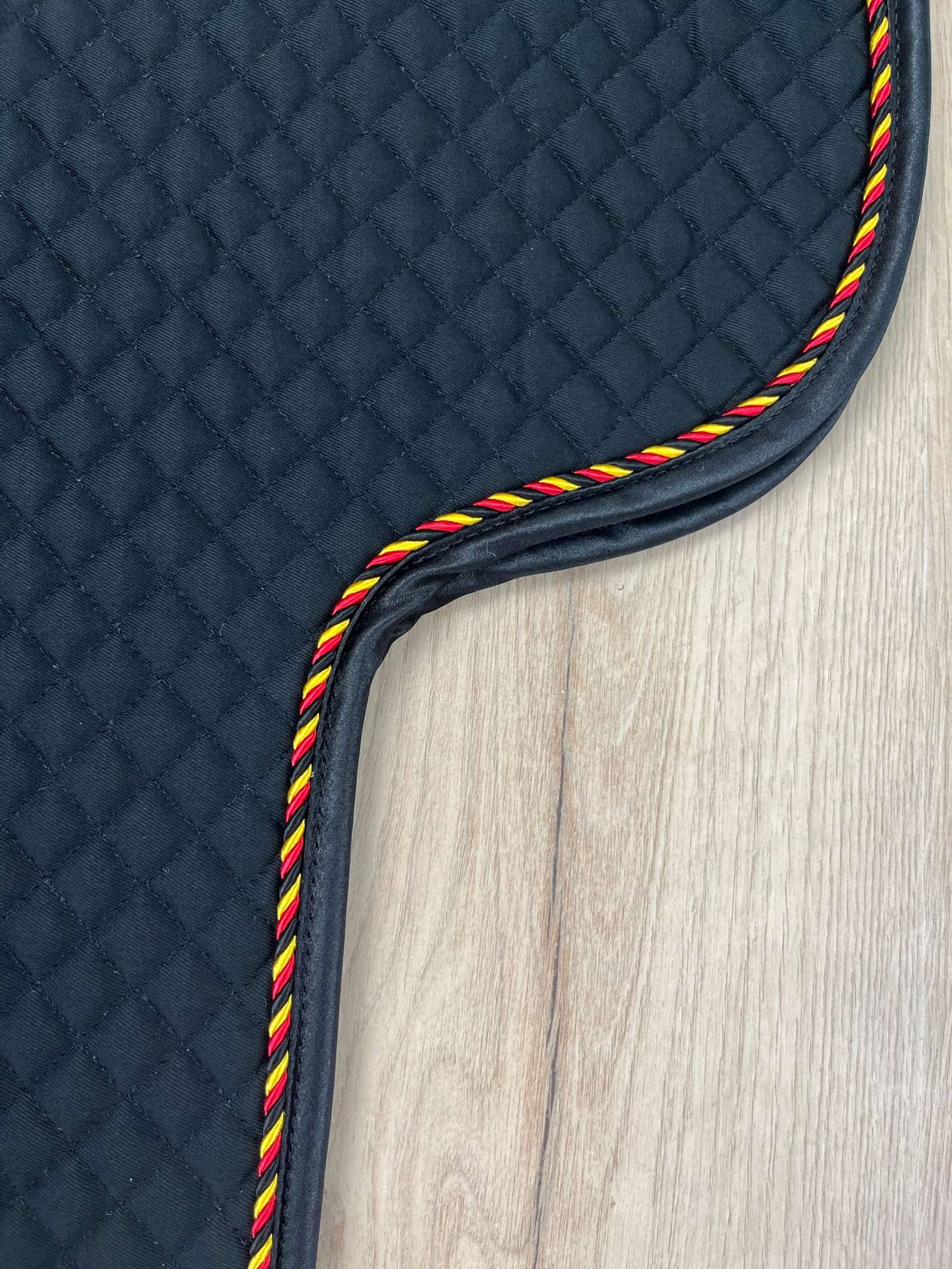 IMG_5524 Satteldecke Island Equest schwarz Kordel schwarz-rot-gold Einfass schwarz Satin