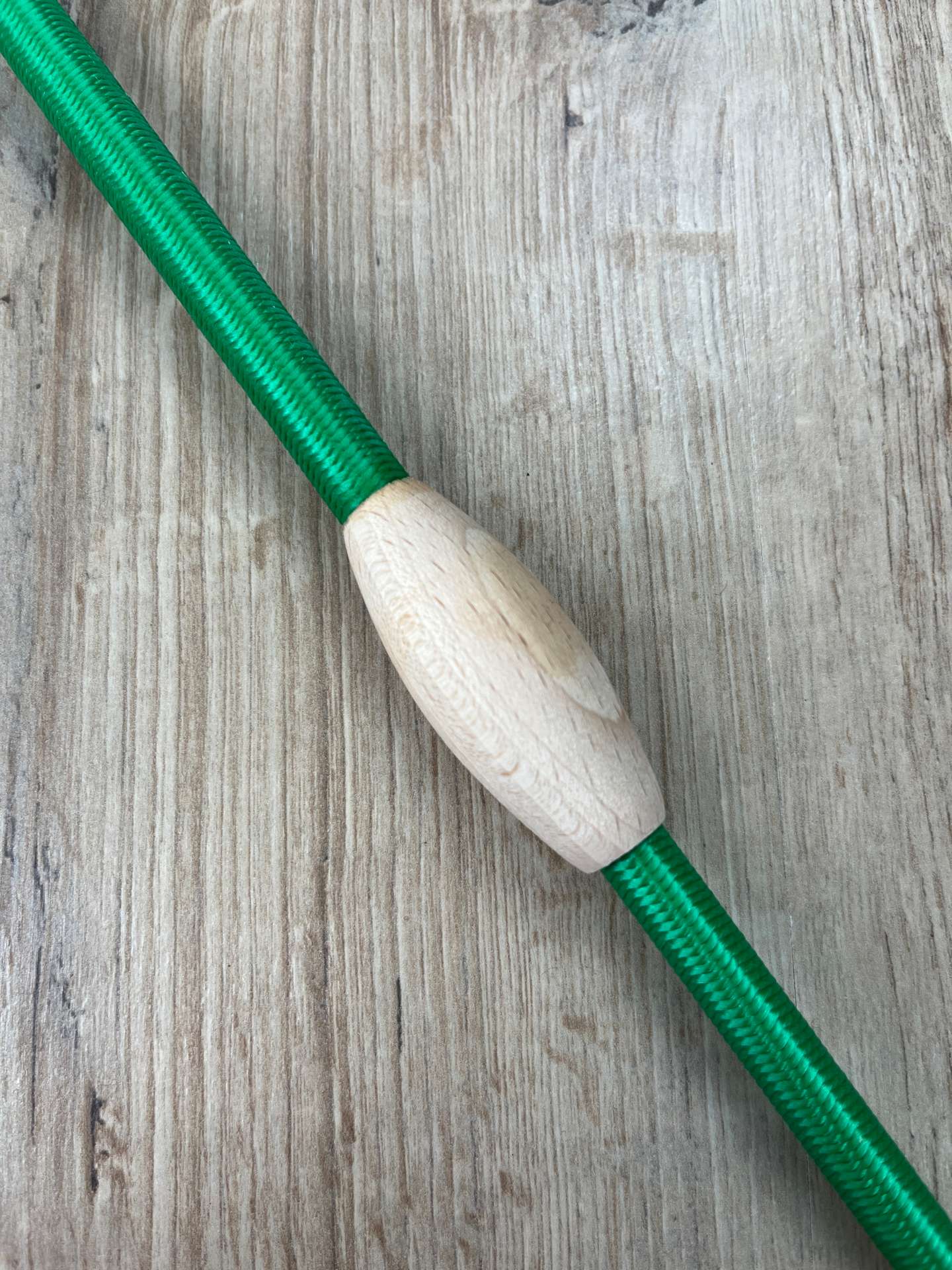 Fleck Balance Gerte grün mit Naturholz-Knubbeln