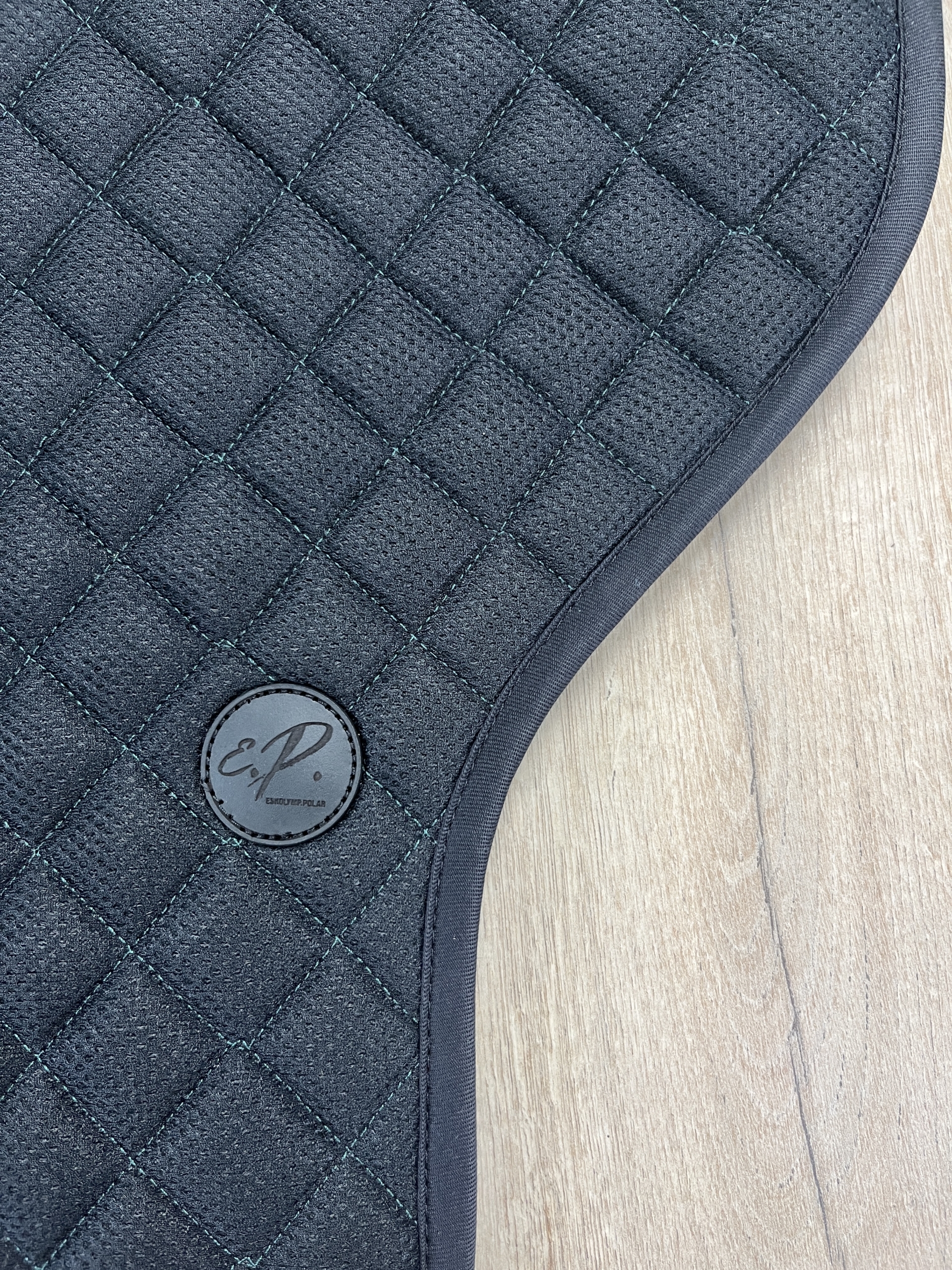 EA13CCD3-6F85-4874-8AF8-5566890F3DD7 Satteldecke Island Eskotomic MeshAir schwarz