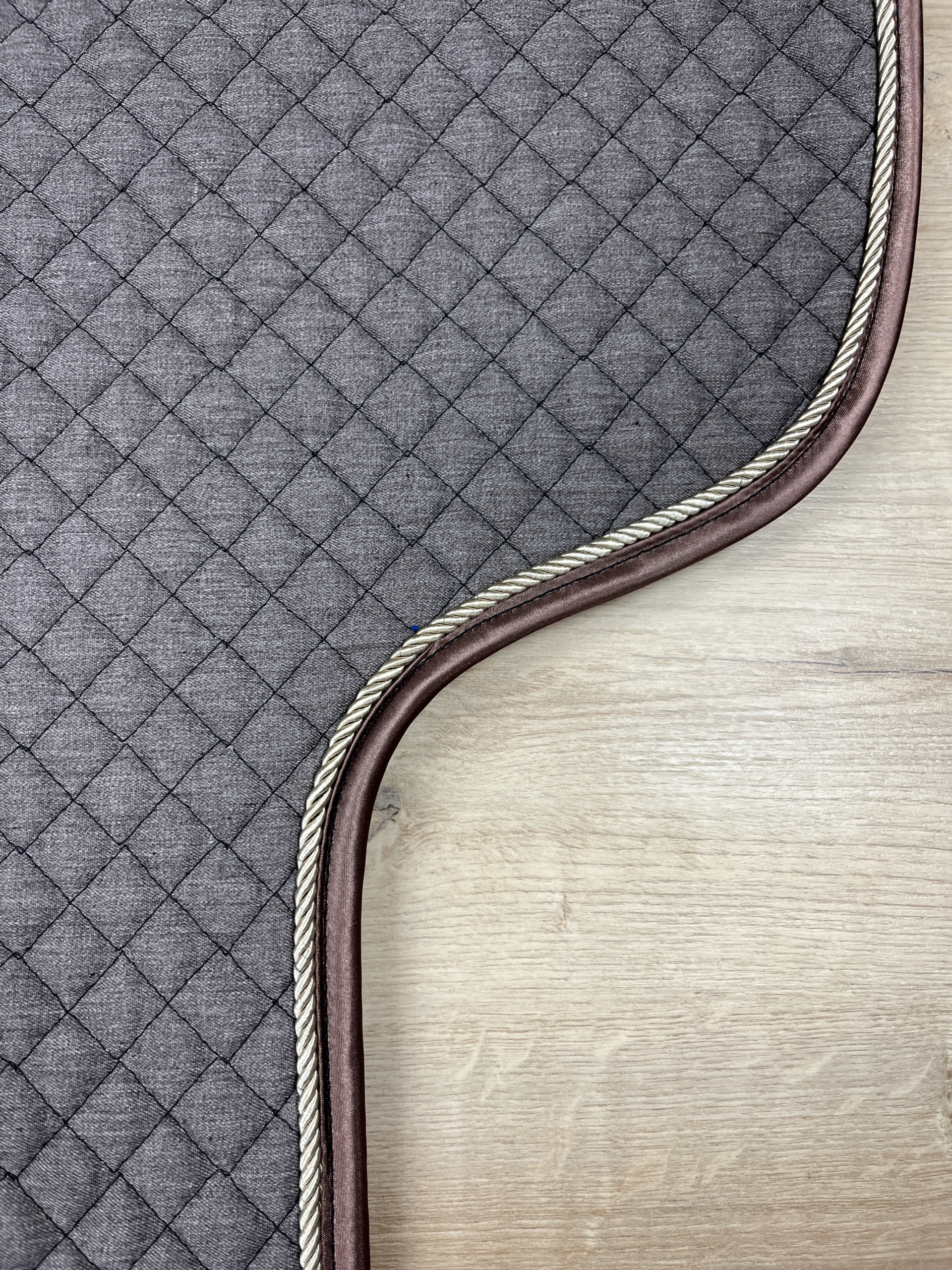 Satteldecke Island anatomic braun-melange Kordel sand Einfass schlamm Satin, neue Form!!