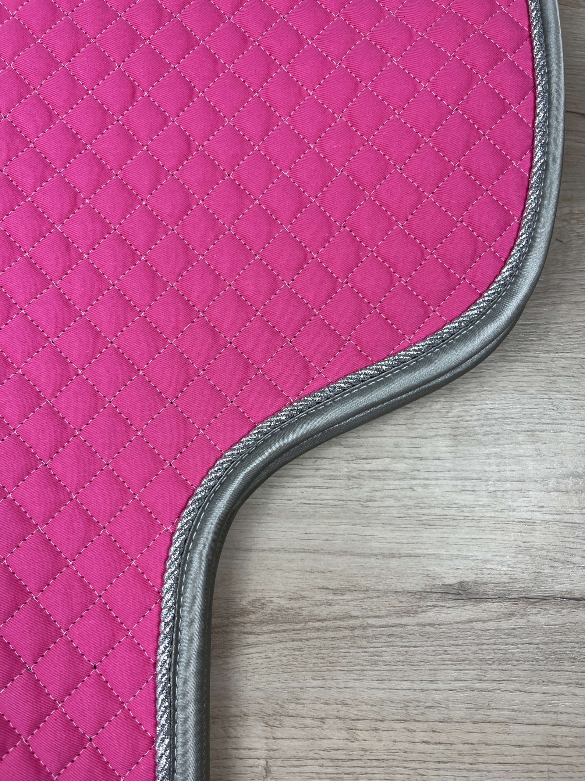 Satteldecke Island anatomic pink Kordel silber lurex Einfass grau Satin, neue Form!!