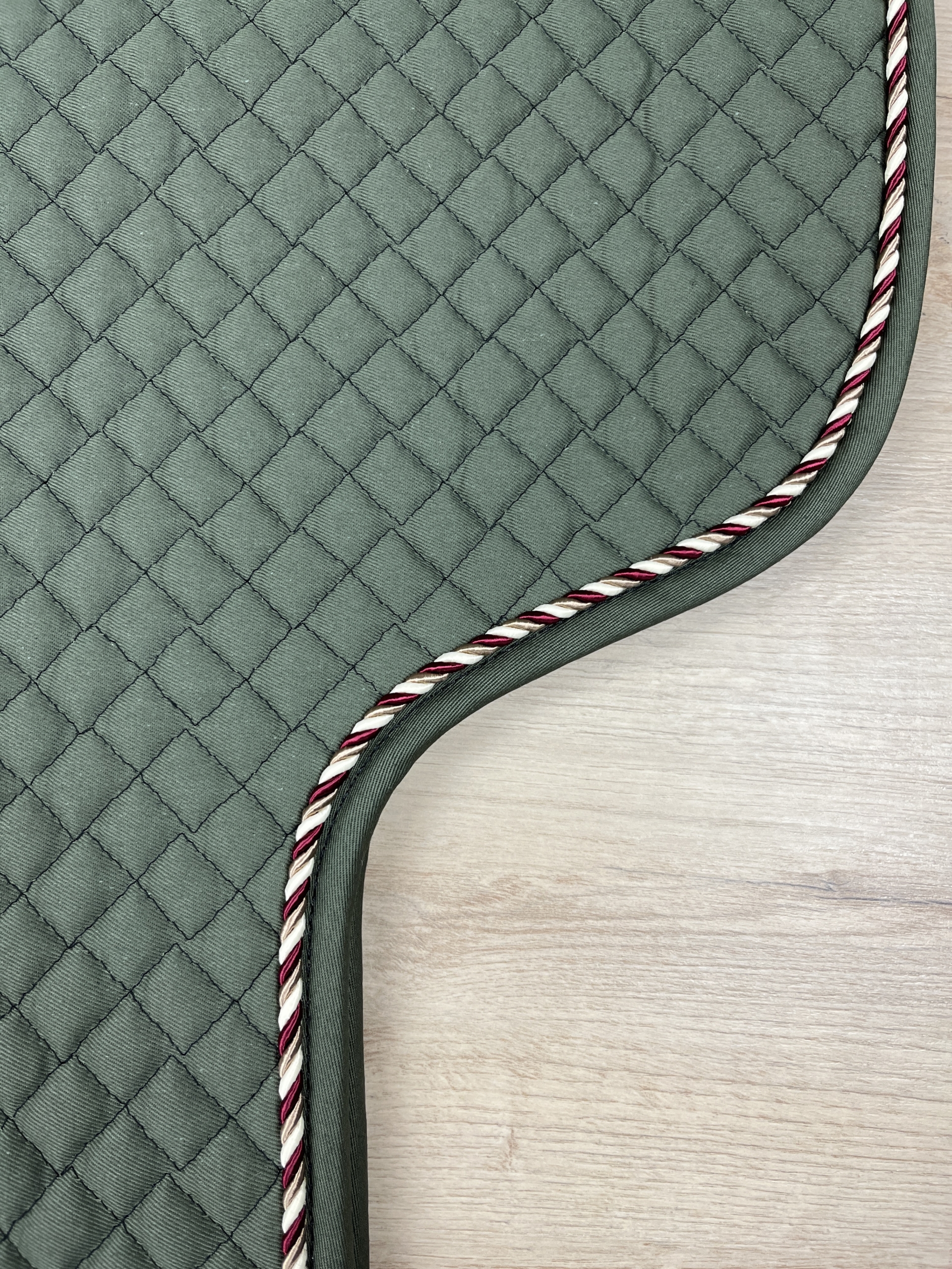 Satteldecke Island anatomic olive Kordel cream ruby Einfass olive, neue Form!!