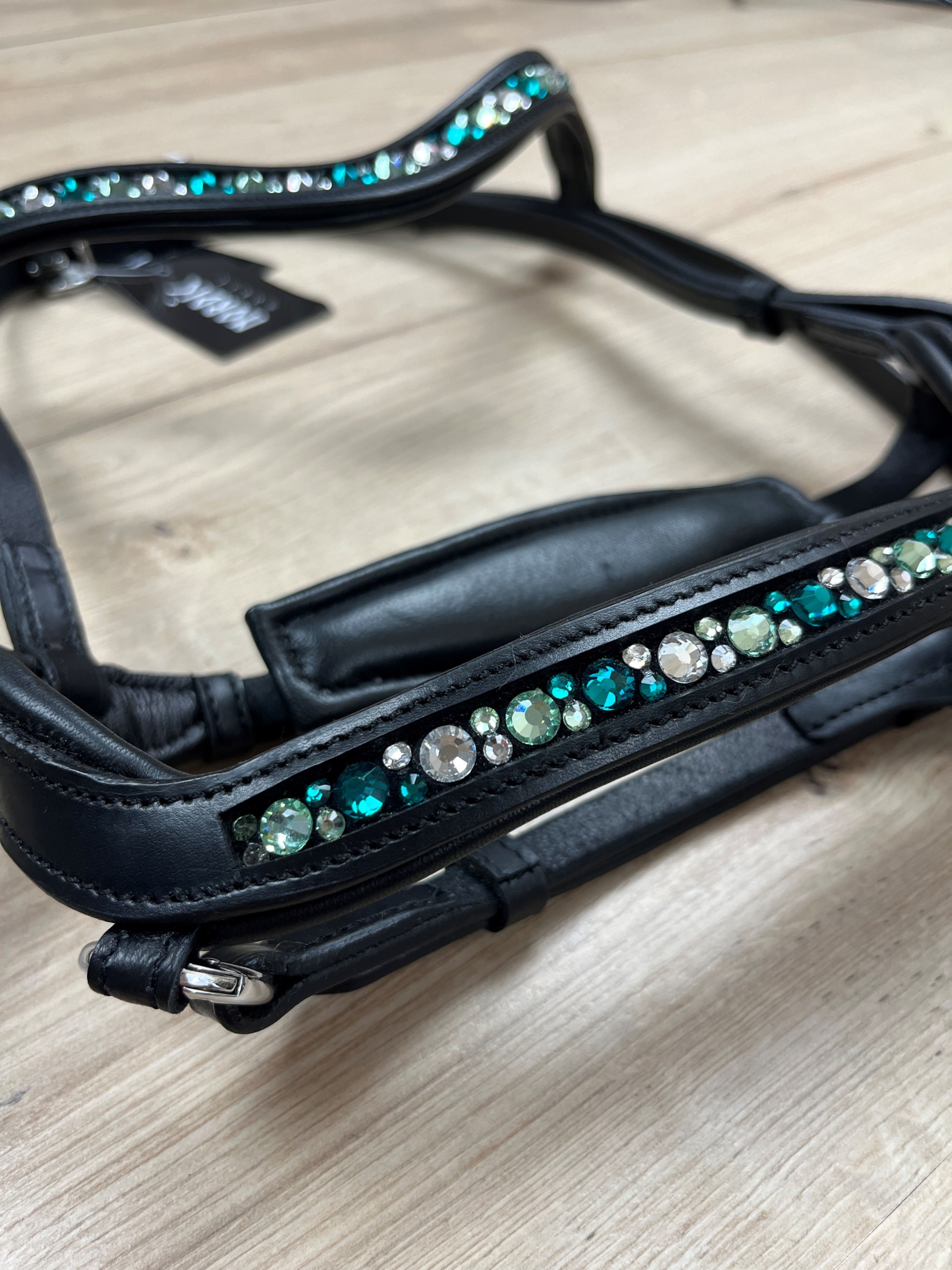 Nordic Horse Trense komplett Steine grün, anatomischer Nasenriemen