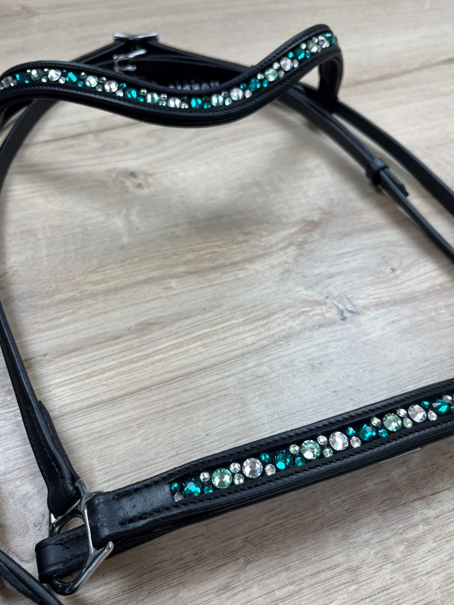 Nordic Horse Trense komplett grün, klare u. dunkle Steine, hannov. Reithalfter