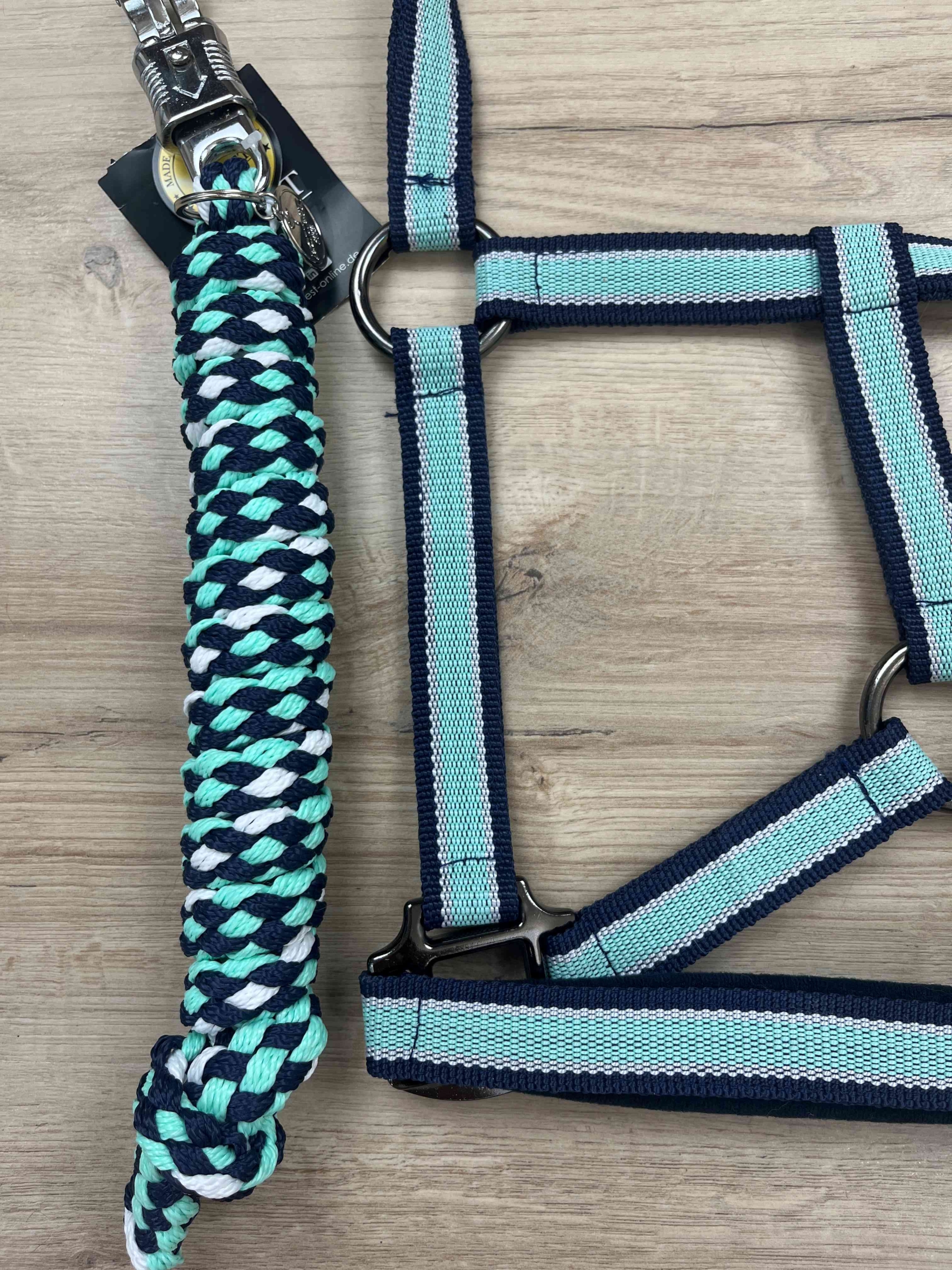IMG_0742 Halfter Equest Uno Plus Island blue, navy unterlegt & mit Dornschnalle black finish mit Führstrick Panikhaken black finish
