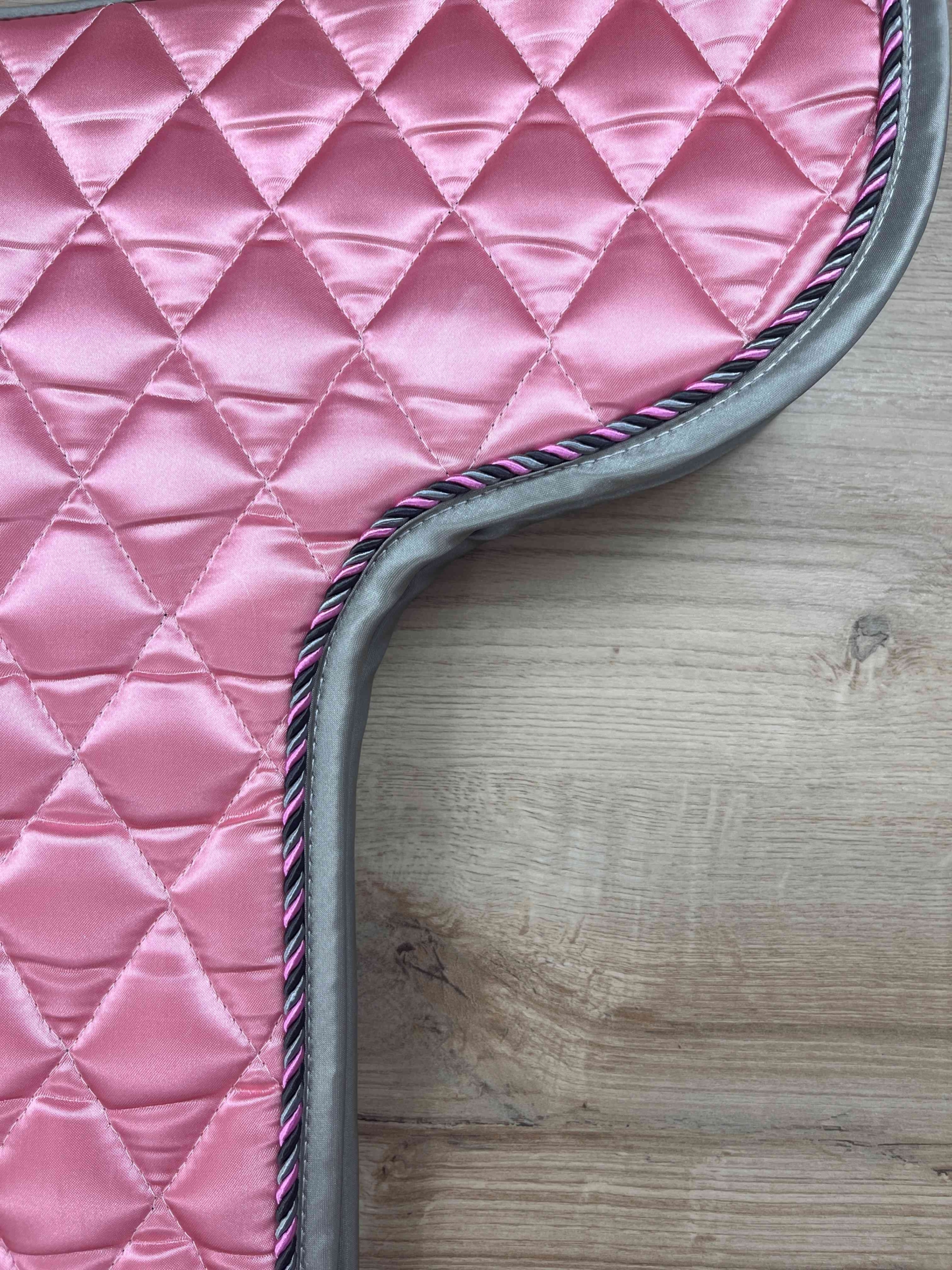 Satteldecke Island Equest antique rose Satin Kordel candela Einfass grau Satin