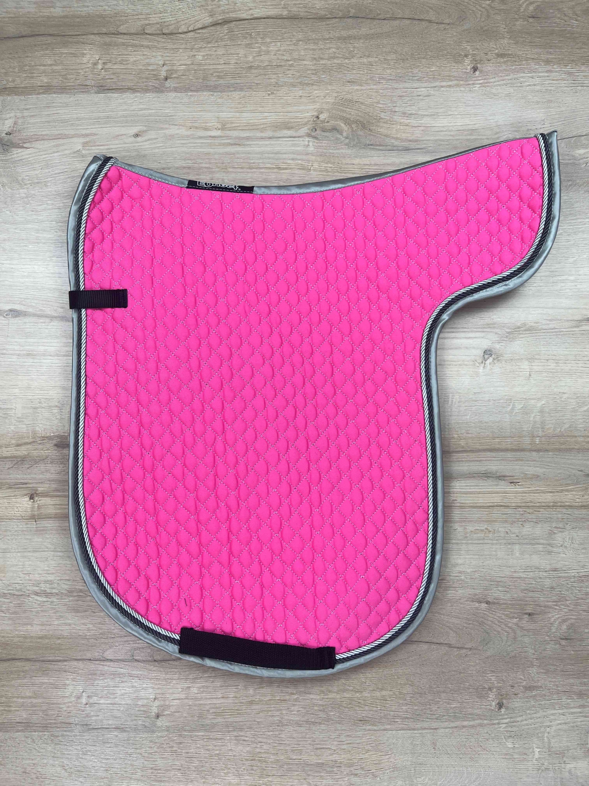 SD 5 Satteldecke Equest Island pink Kordel silber und Kordel Antrazith Einfass grau Satin