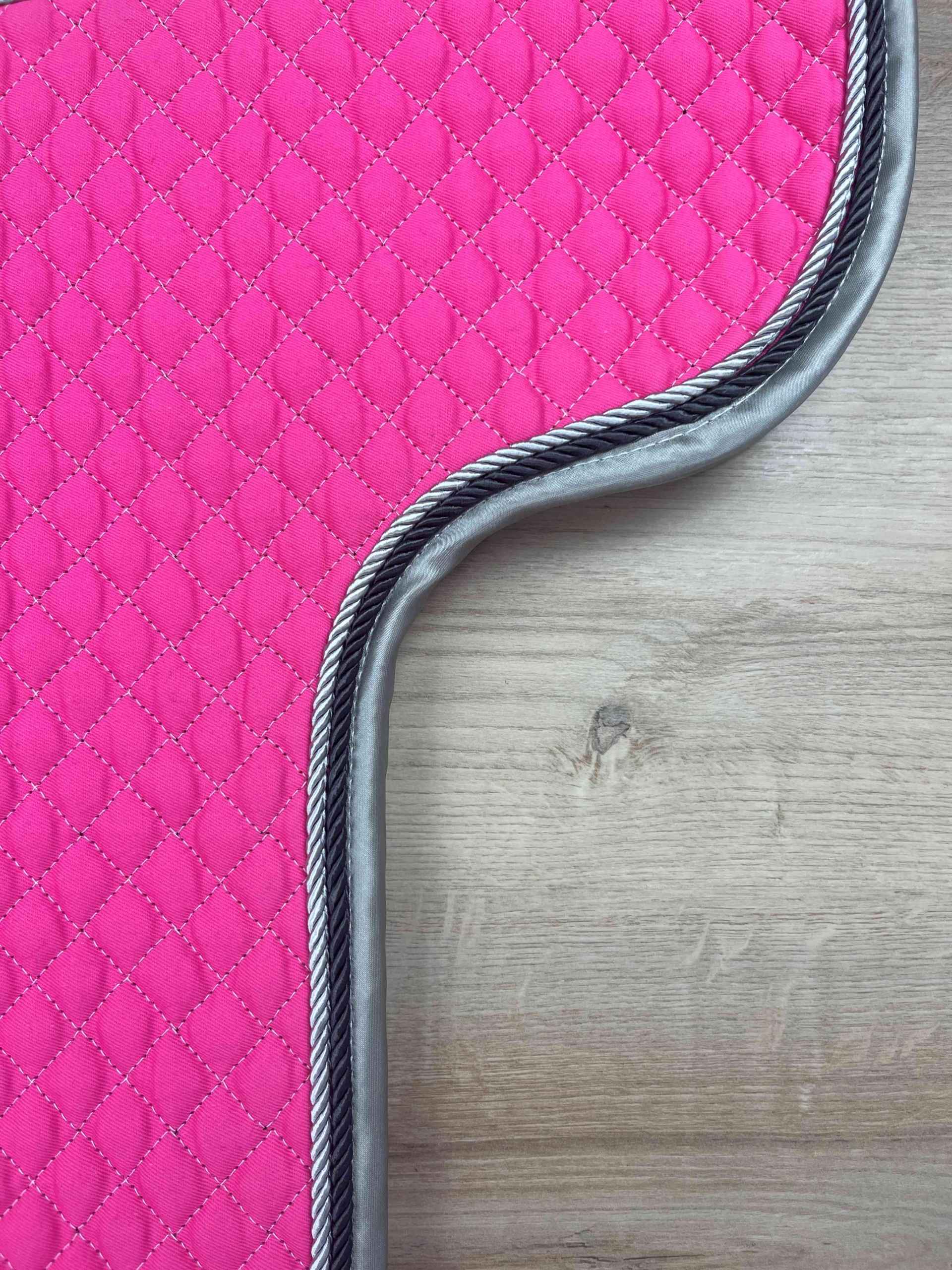 SD 6 Satteldecke Equest Island pink Kordel silber und Kordel Antrazith Einfass grau Satin