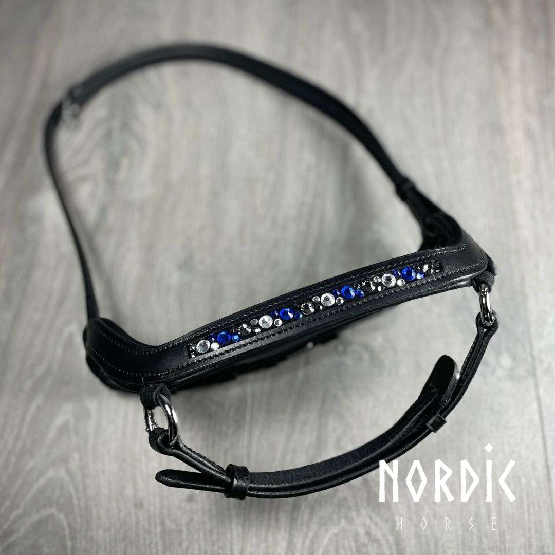 367-sn-blue-anatomic-noseband Nordic Horse Trense komplett blaue, klare u. dunkle Steine, anatomischer Nasenriemen