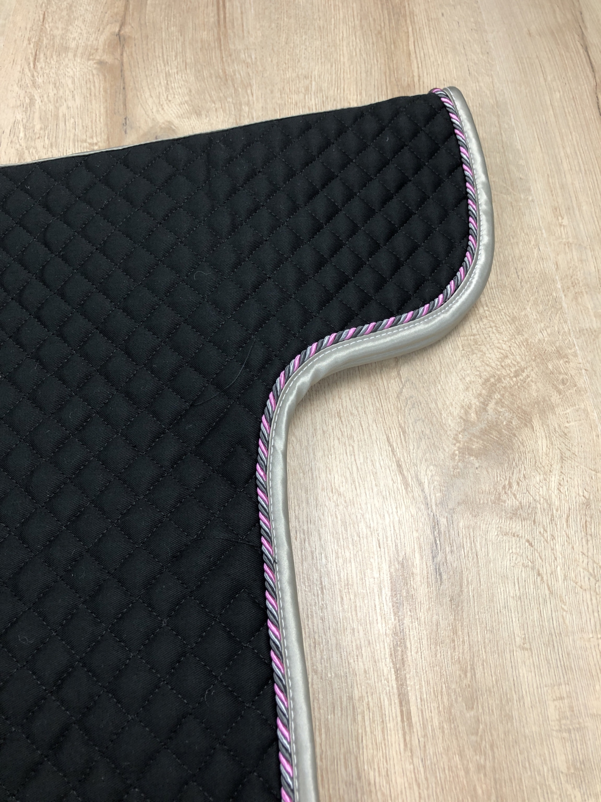 IMG_0289 Satteldecke Island schwarz Kordel candela Einfass Grau Satin