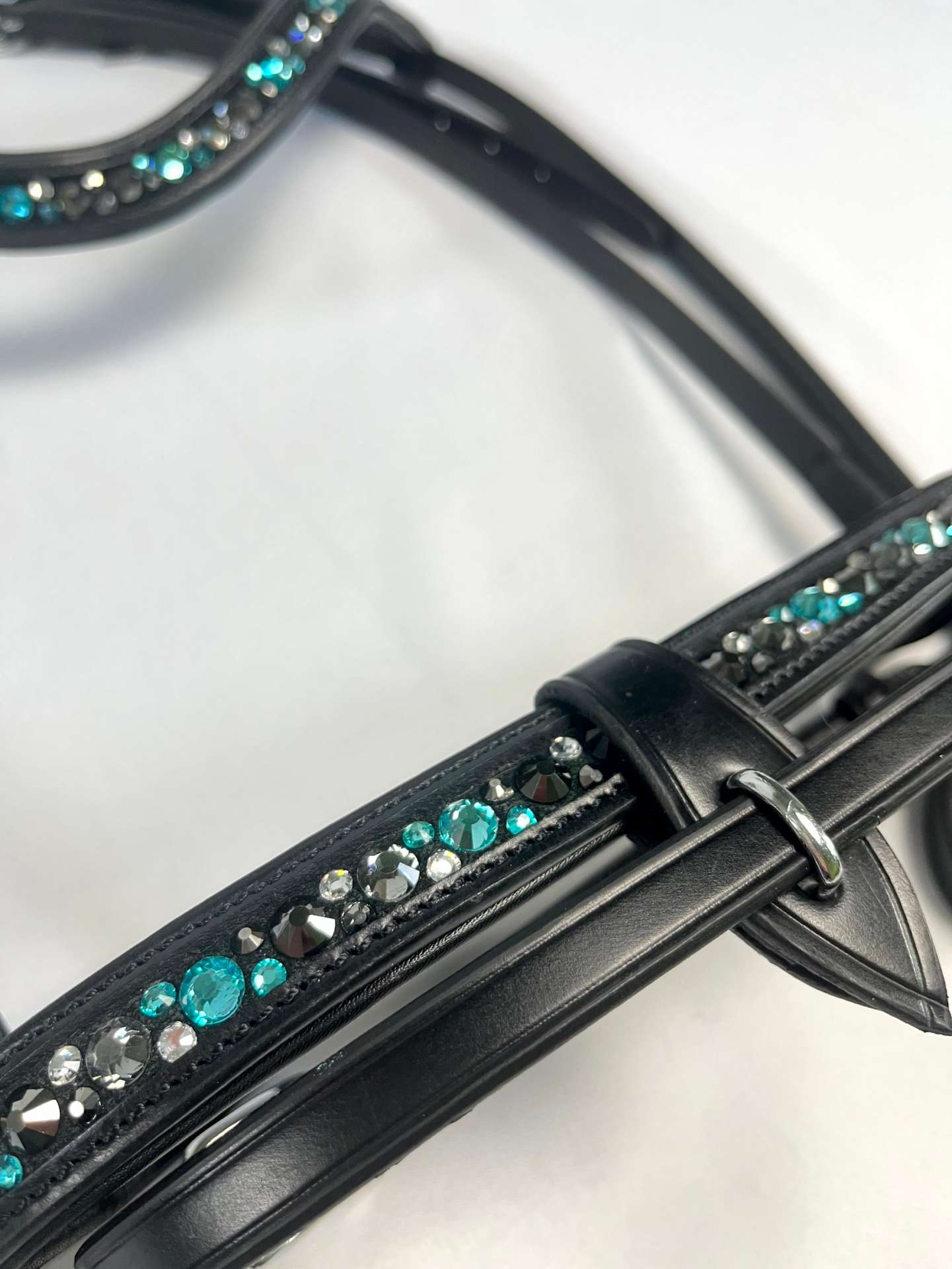 Nordic Horse Trense komplett türkise, klare u. dunkle Steine, engl. komb. Reithalfter