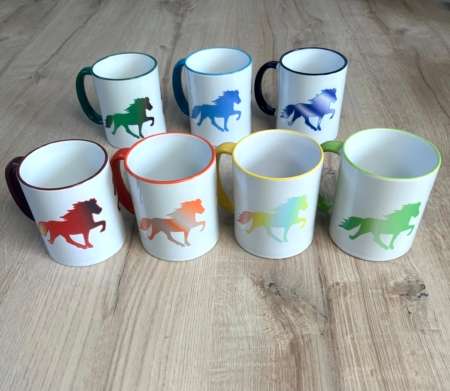 Tasse mit Isi-Aufdruck, zwei töltende Isländer (versch. Farben)
