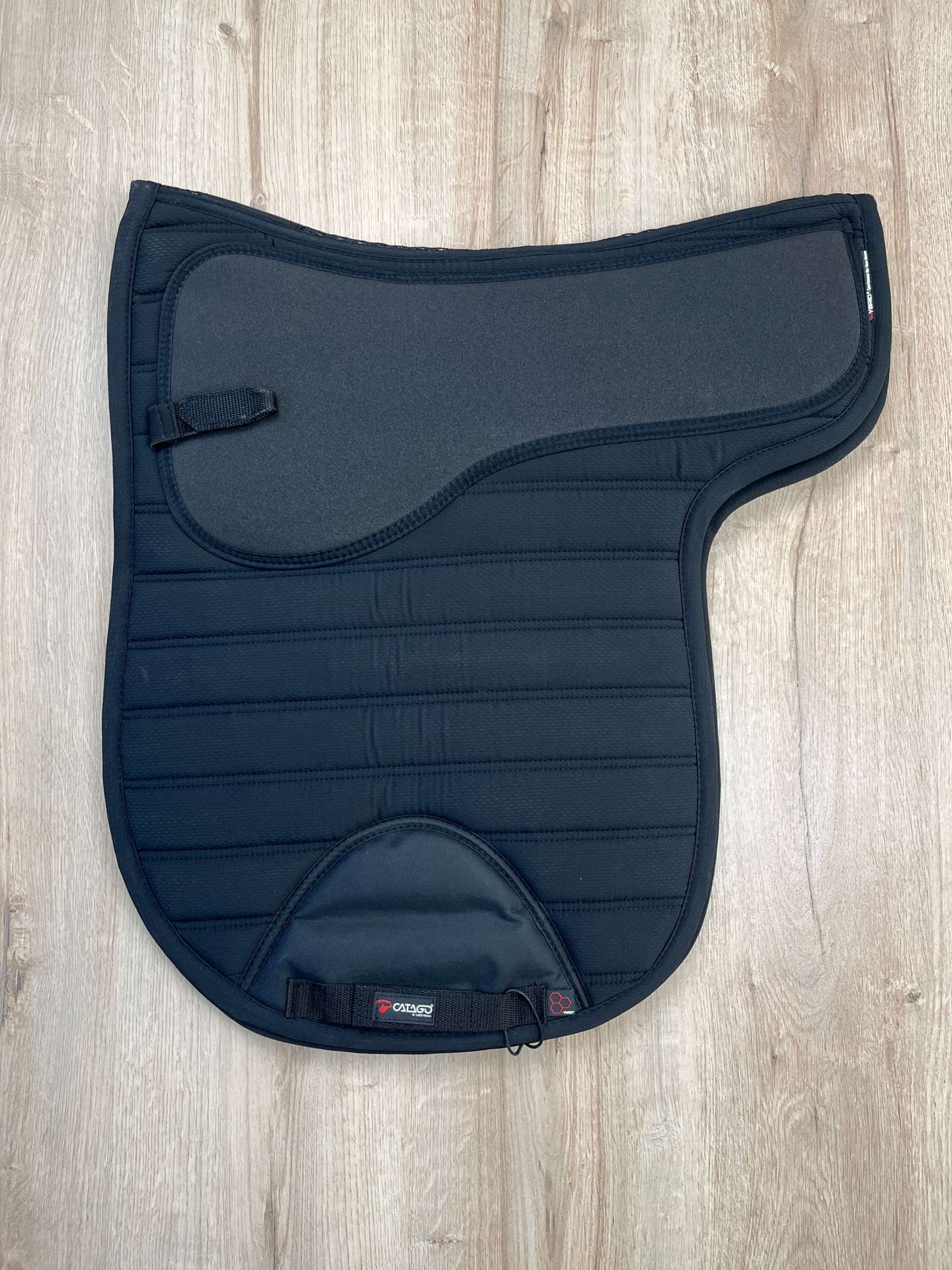 IMG_3850 Satteldecke Catago Island Hybrid Farbe schwarz mit Moosgummiauflage