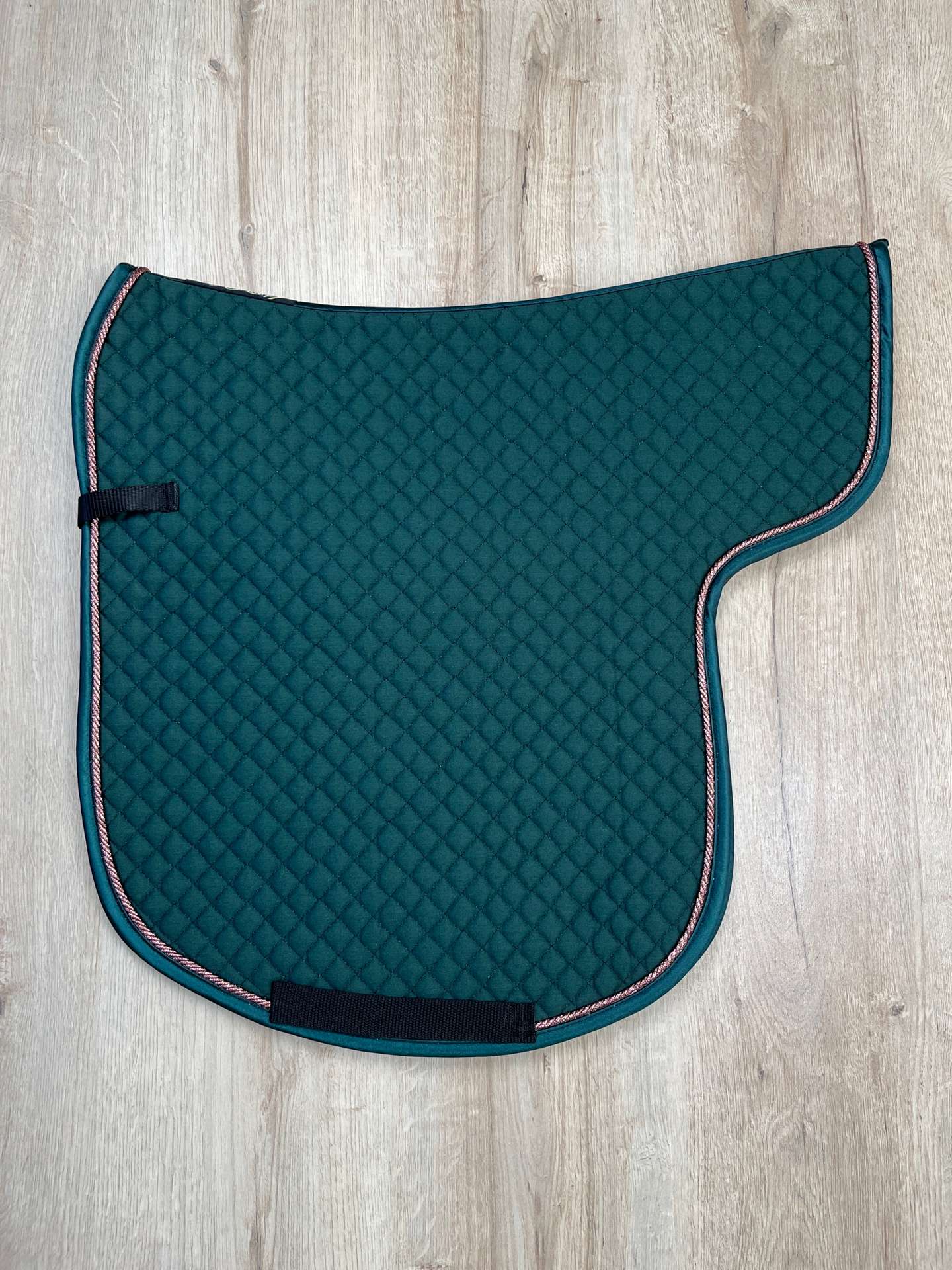 IMG_3861 Satteldecke Island anatomic flaschengrün Kordel bronze Lurex Einfass Satin NEUE FORM!!