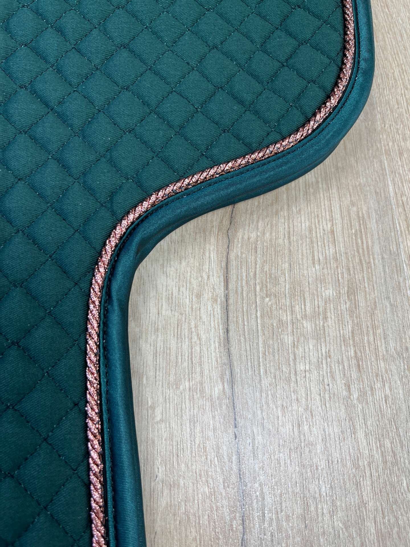 IMG_3862 Satteldecke Island anatomic flaschengrün Kordel bronze Lurex Einfass Satin NEUE FORM!!