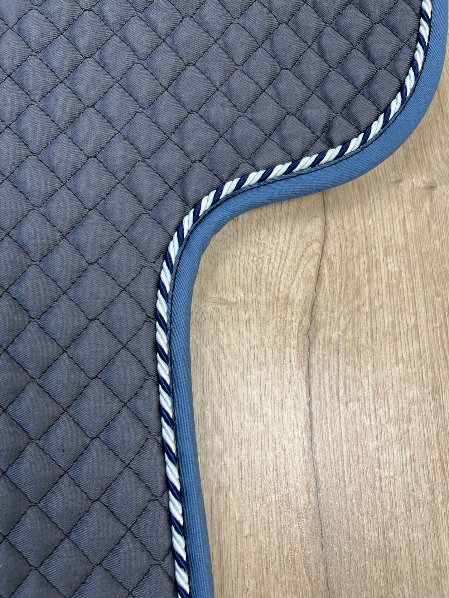 Satteldecke Island anthrazit Kordel maritim Einfass taubenblau