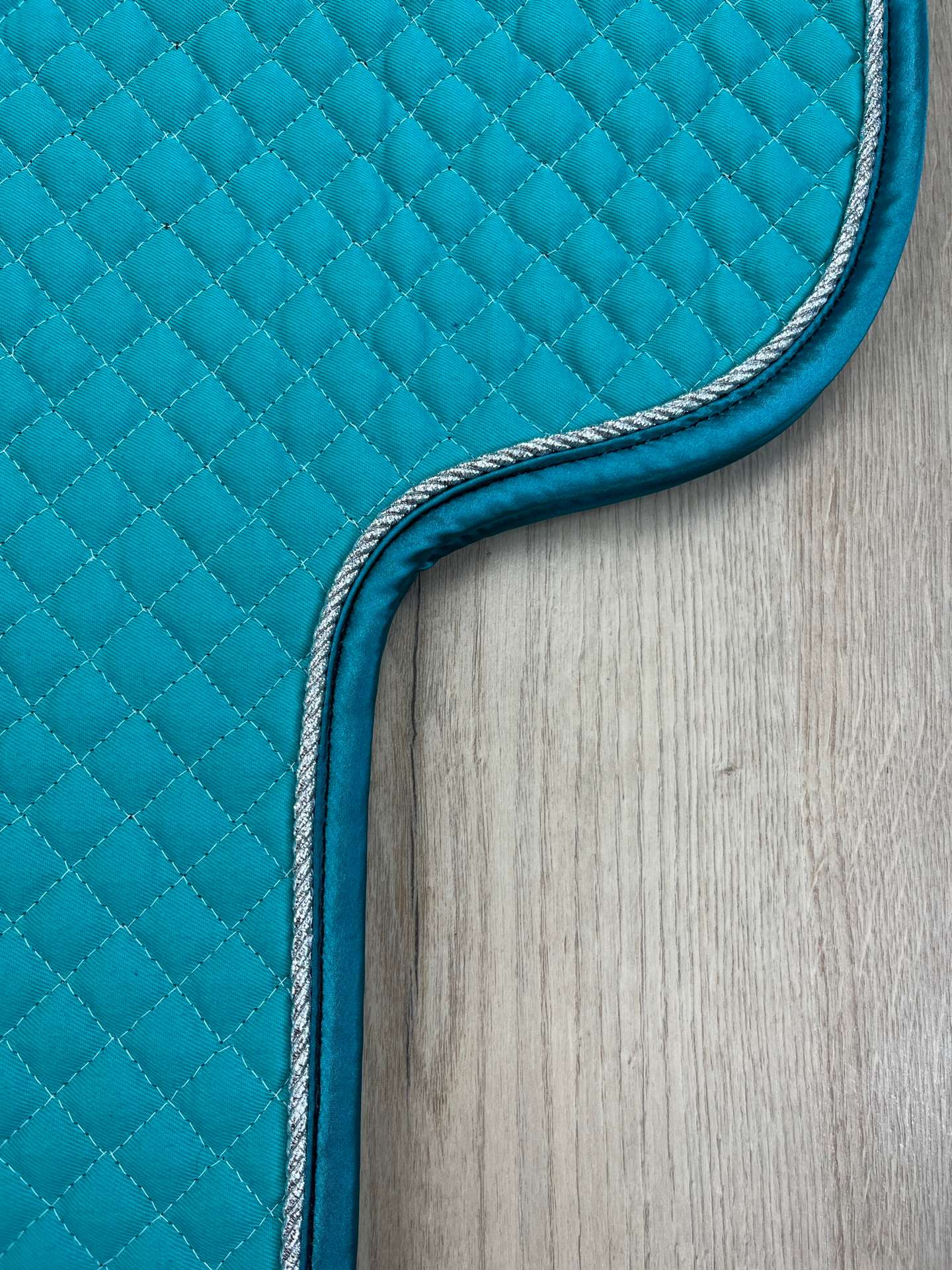 Satteldecke Equest Island tropic Kordel silber Lurex Einfass hellpetrol Satin