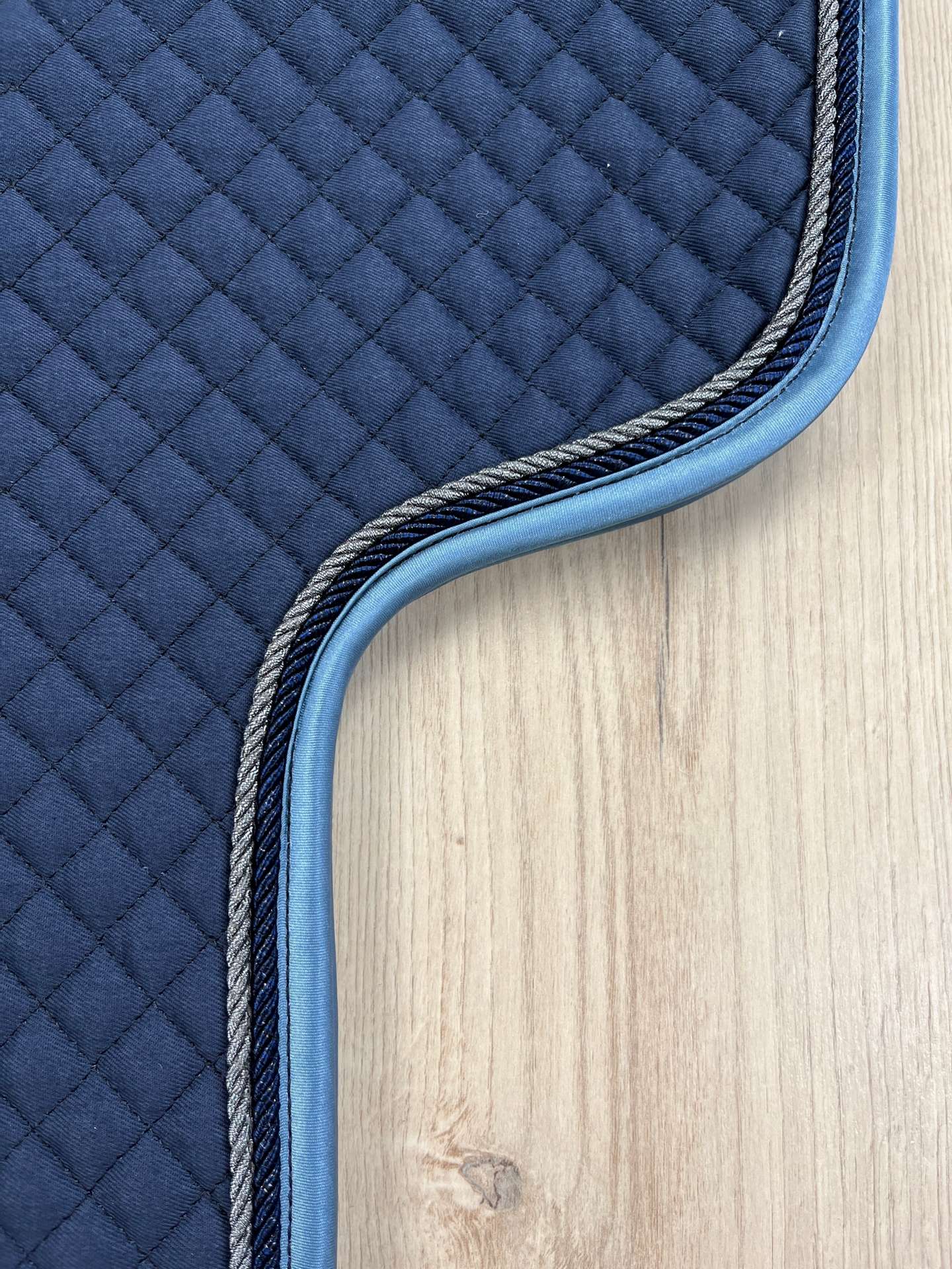 IMG_3930 Satteldecke Island anatomic navy 2 Kordeln anthrazit Lurex u. navy Lurex Einfass jeans Satin NEUE FORM!!