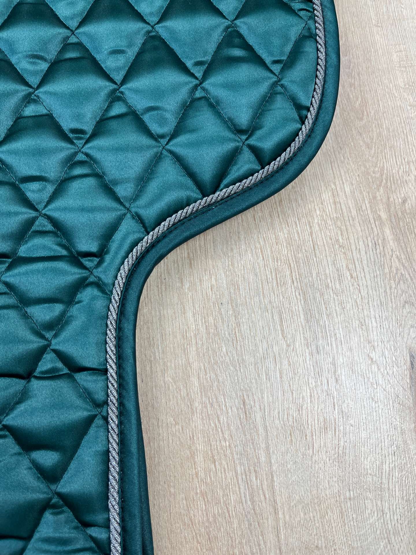 Satteldecke Island anatomic flaschengrün Satin Kordel anthrazit lurex Einfass flaschengrün neue Form!!