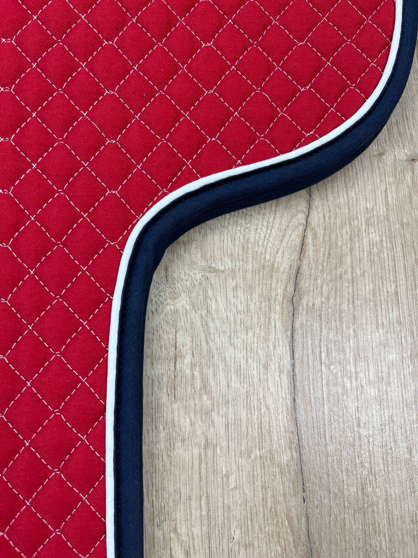 IMG_3947 Satteldecke Island rot Biese weiß Einfass marine