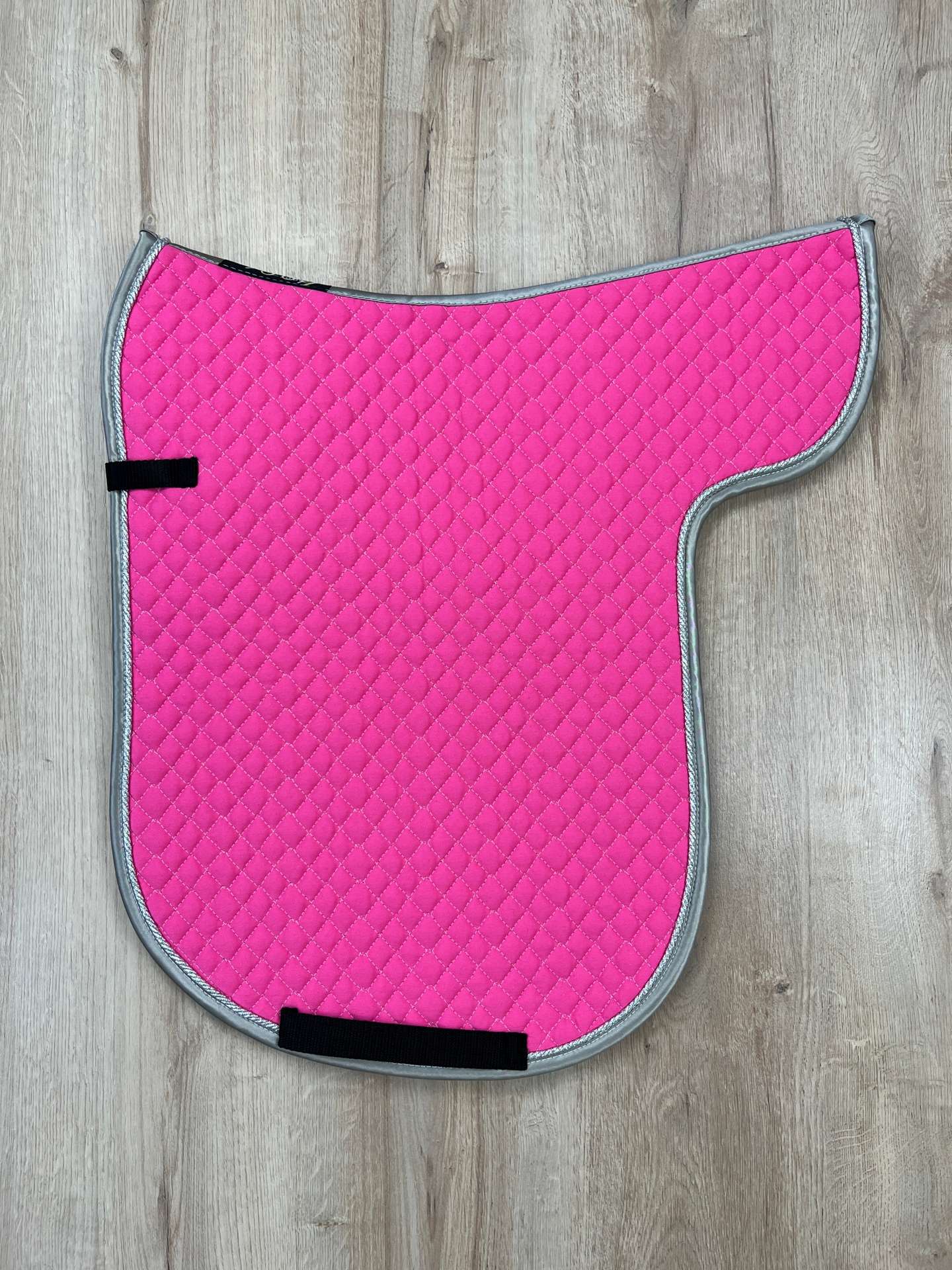 IMG_3951 Satteldecke Equest Island pink Kordel silber Lurex Einfass grau Satin