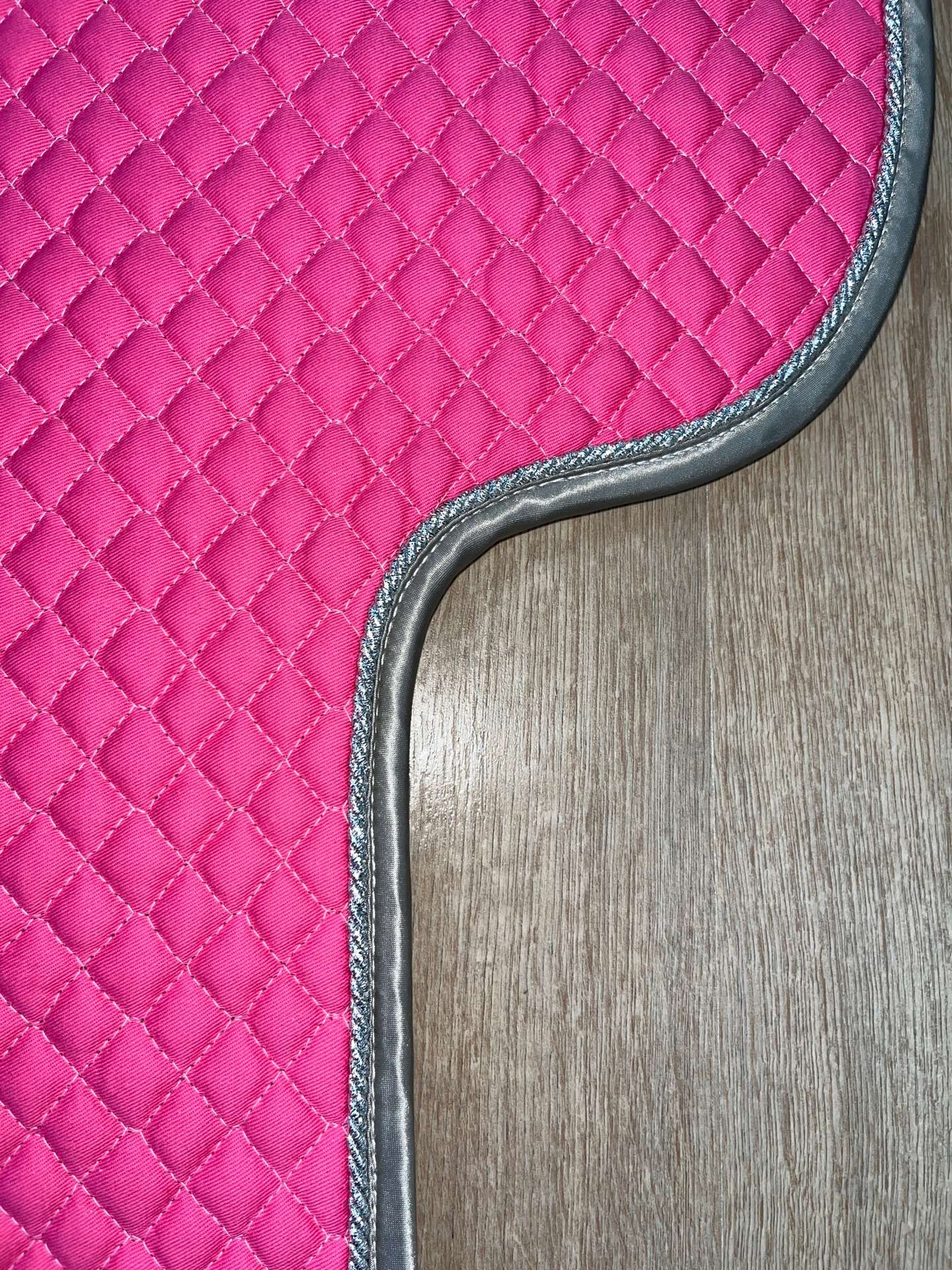 IMG_3954 Satteldecke Equest Island pink Kordel silber Lurex Einfass grau Satin