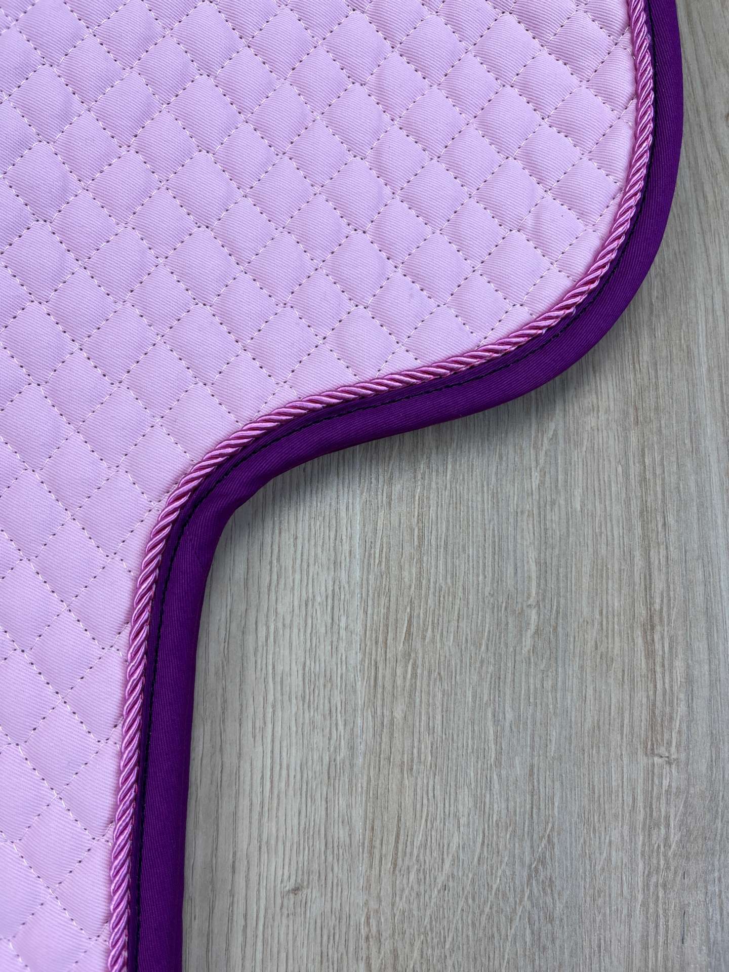 IMG_3974 Satteldecke Island rosa, Kordel pink, Einfass purple