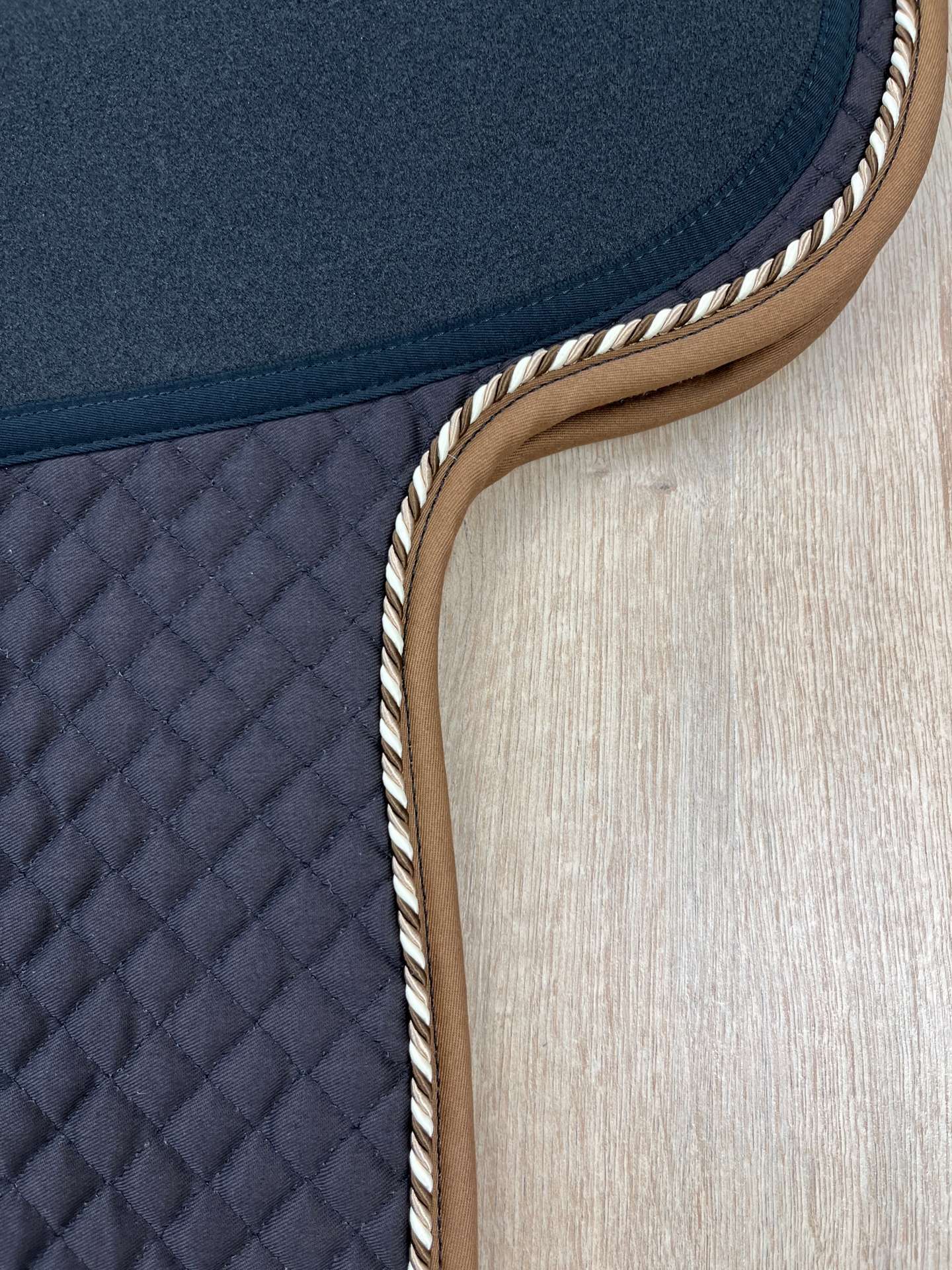 IMG_3987 Satteldecke Island mokka Kordel cappucino Einfass zimt mit Moosgummi-Auflage