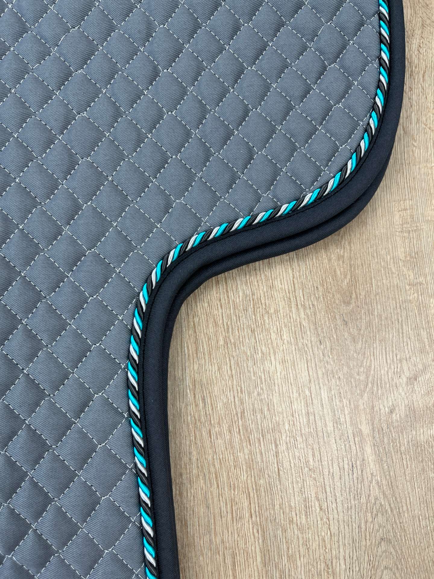 IMG_3989 Satteldecke Island grau mit Kordel türkis-anthrazit-silber Einfass anthrazit