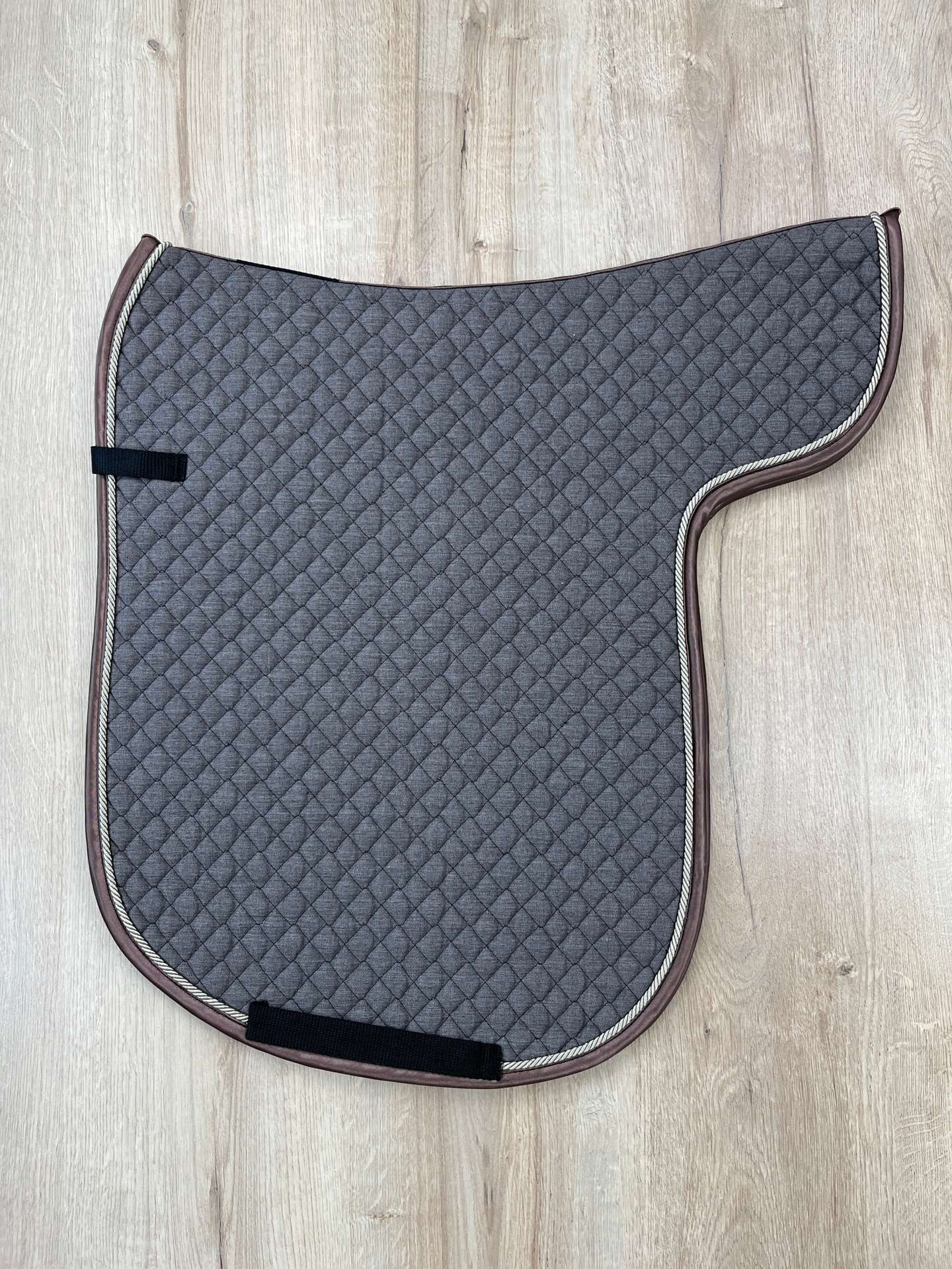 IMG_4006 Satteldecke Island braun-melange Kordel sand Einfass Satin schlamm