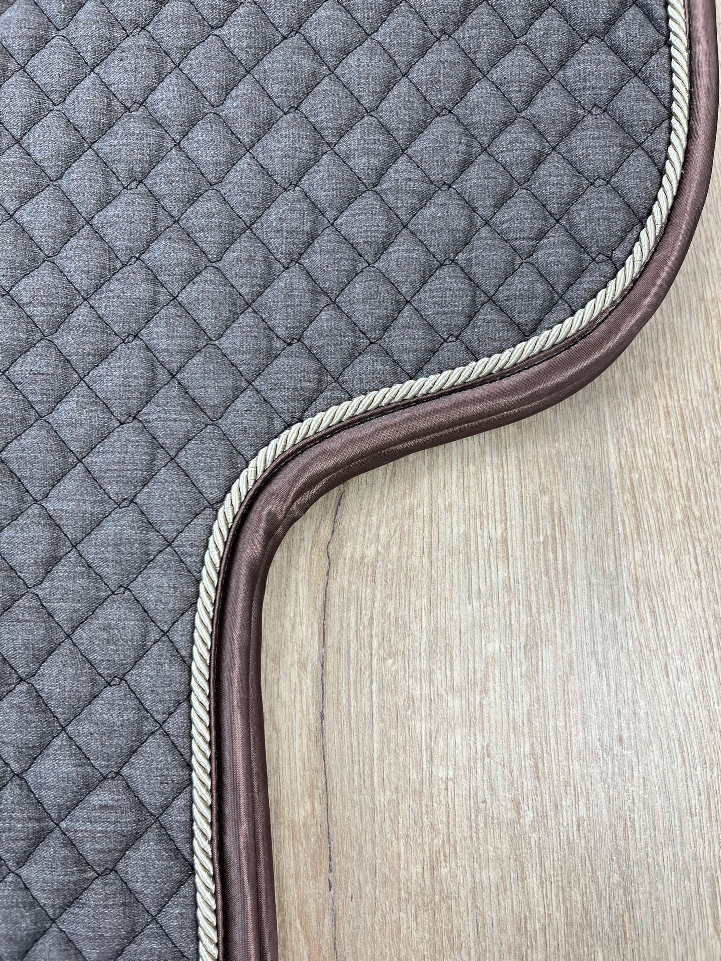 IMG_4007 Satteldecke Island braun-melange Kordel sand Einfass Satin schlamm